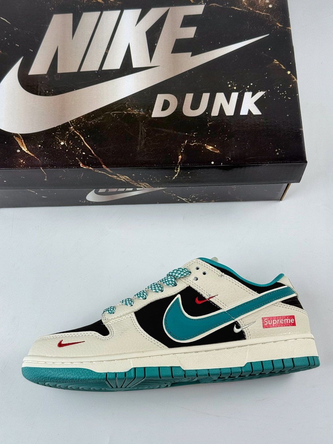 Nike SB Dunk Low x Superme 白黑绿三小勾满天星 SJ8888-004