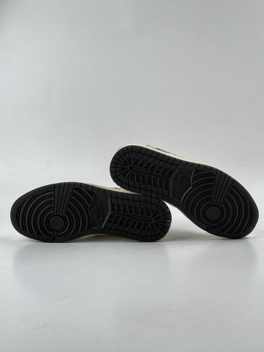 Travis Scott x Nike Air Jordan 1 Low x Louis Vuitton Air Jordan 1 Low 反转白黑满天星倒钩 纯原版本 XS7089-616