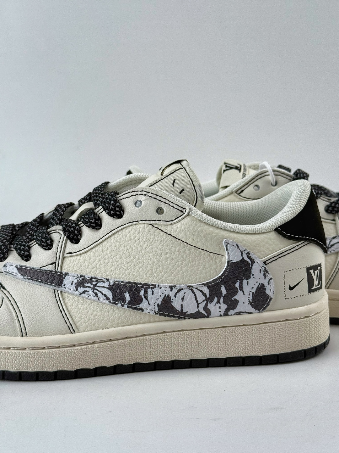 Travis Scott x Nike Air Jordan 1 Low x Louis Vuitton Air Jordan 1 Low 反转白黑满天星倒钩 纯原版本 XS7089-616