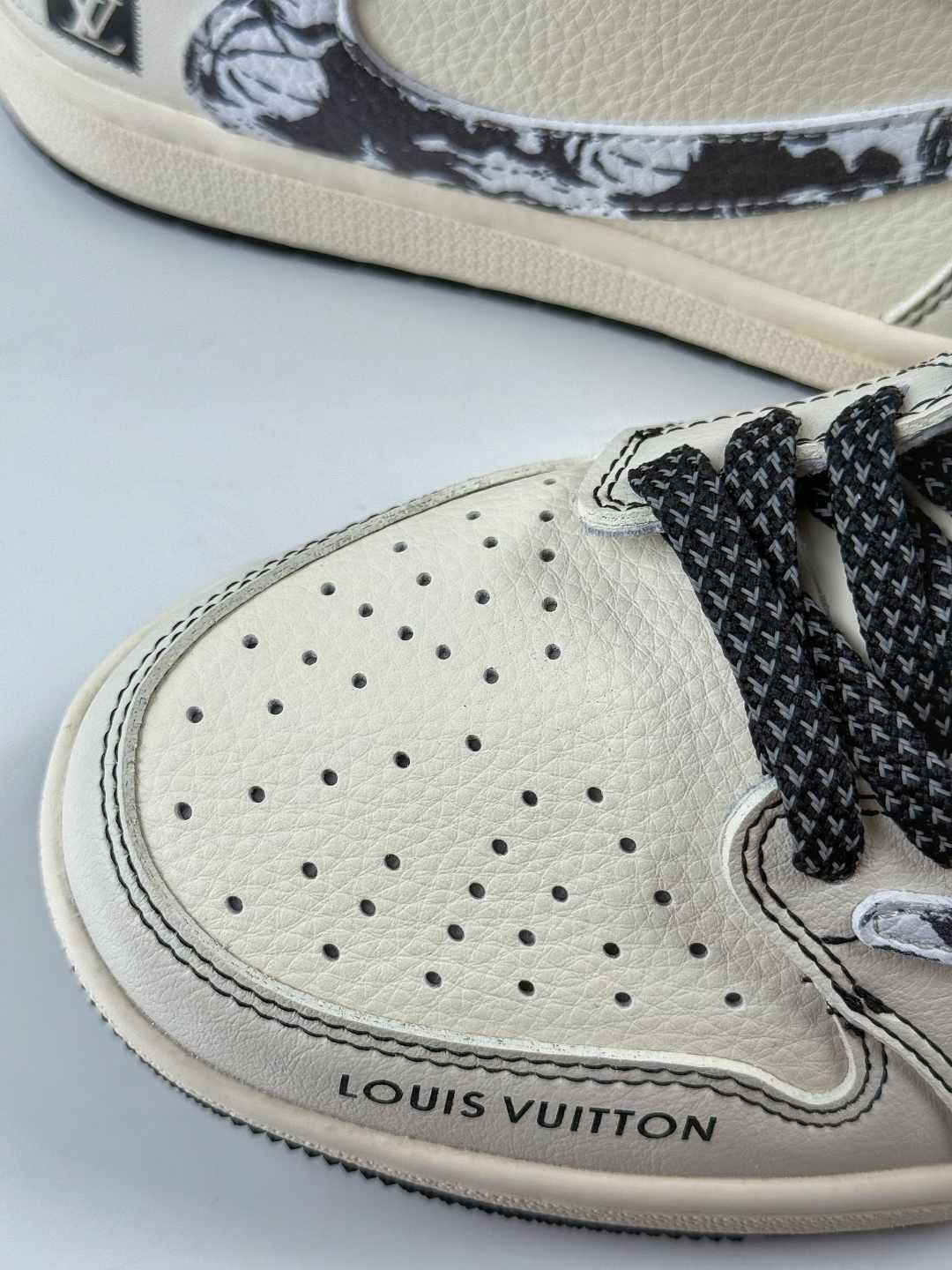 Travis Scott x Nike Air Jordan 1 Low x Louis Vuitton Air Jordan 1 Low 反转白黑满天星倒钩 纯原版本 XS7089-616