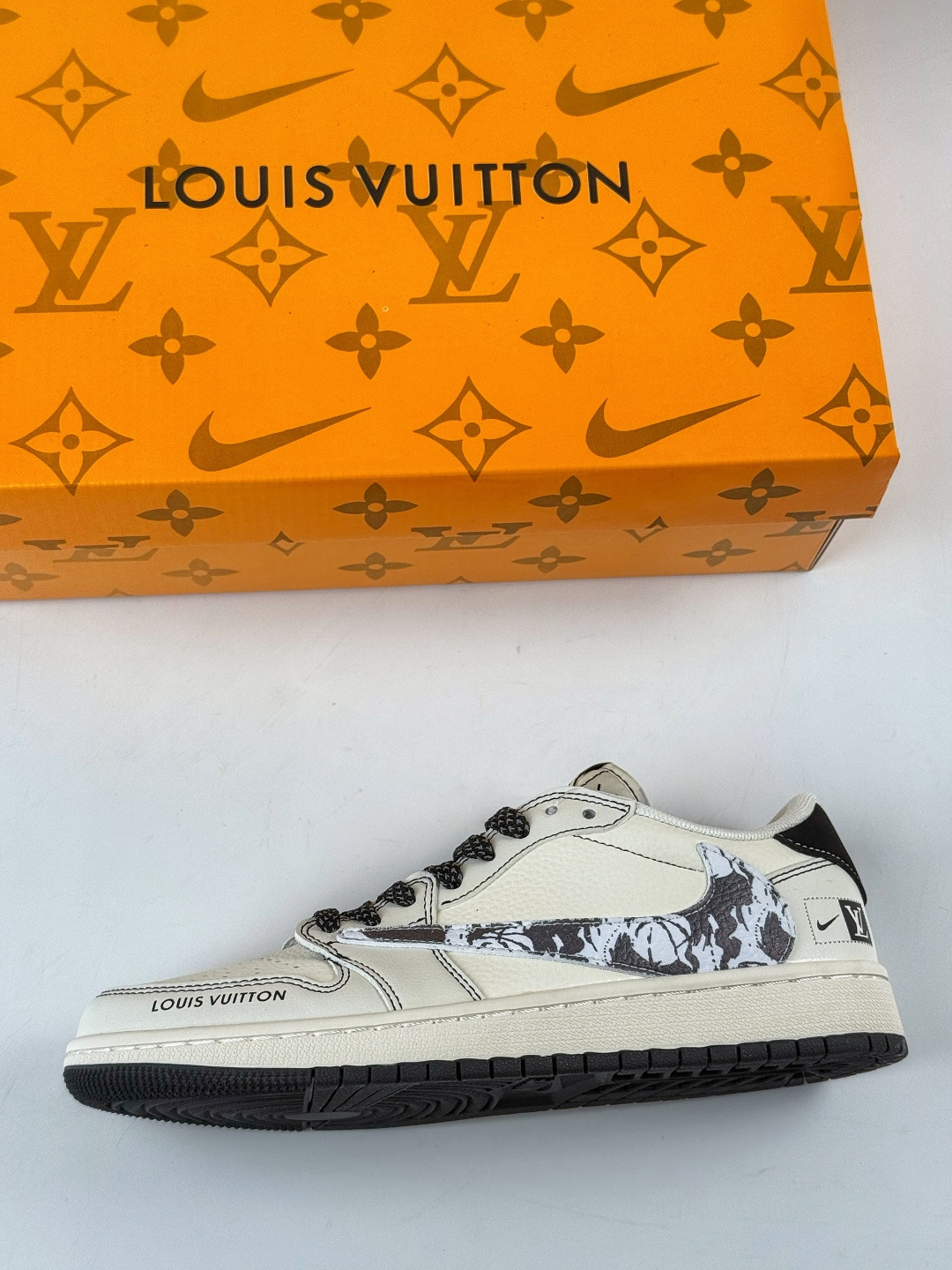 Travis Scott x Nike Air Jordan 1 Low x Louis Vuitton Air Jordan 1 Low 反转白黑满天星倒钩 纯原版本 XS7089-616