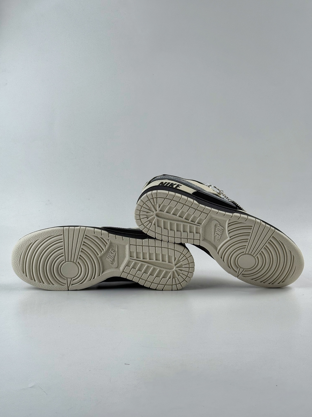 Nike SB Dunk Low x NIKE 白黑小勾满天星 DN3168-004