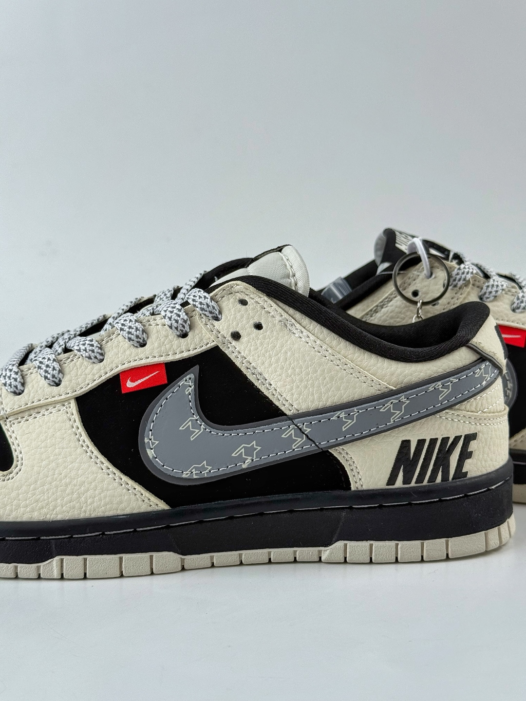 Nike SB Dunk Low x NIKE 白黑小勾满天星 DN3168-004