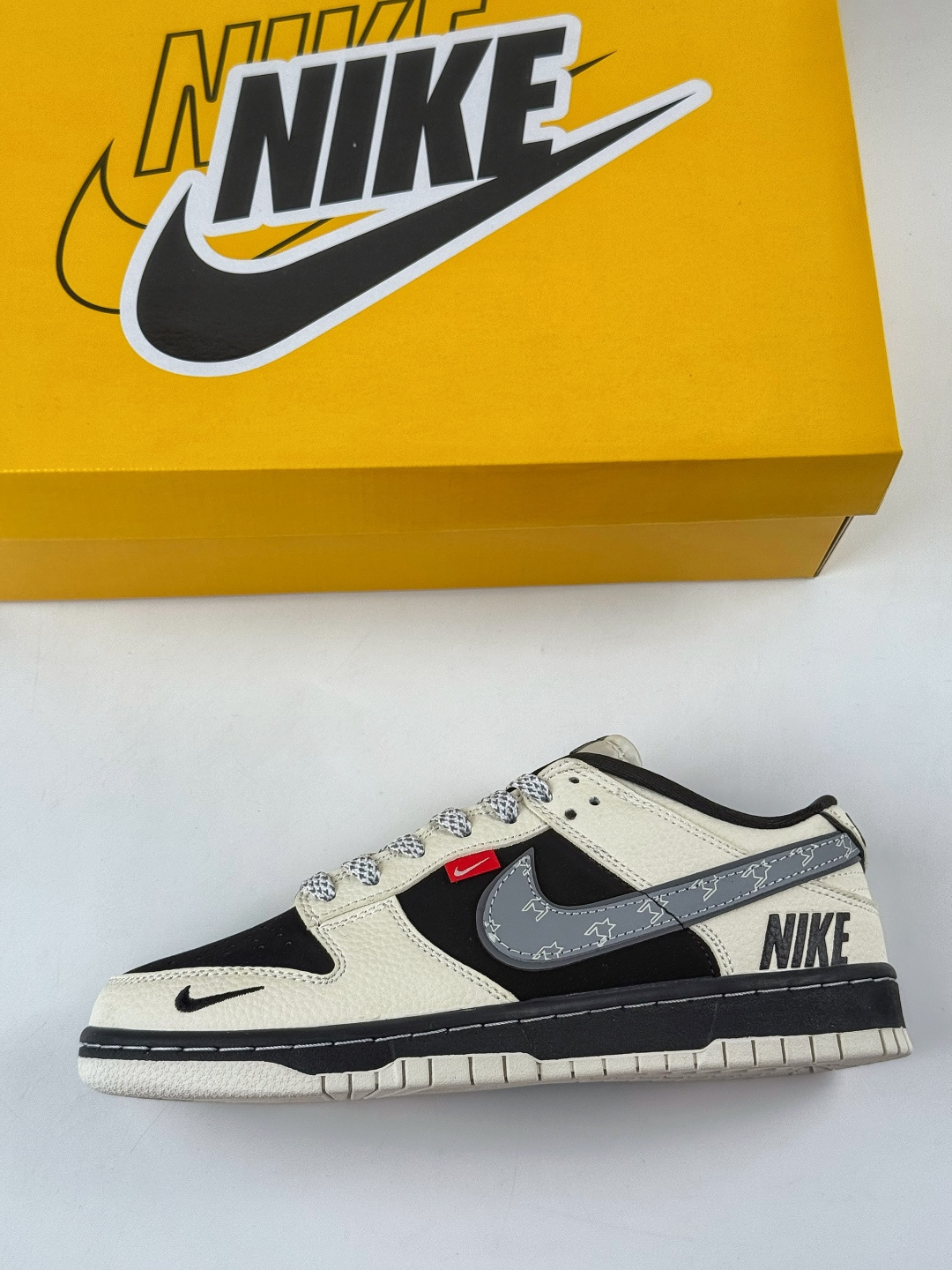 Nike SB Dunk Low x NIKE 白黑小勾满天星 DN3168-004