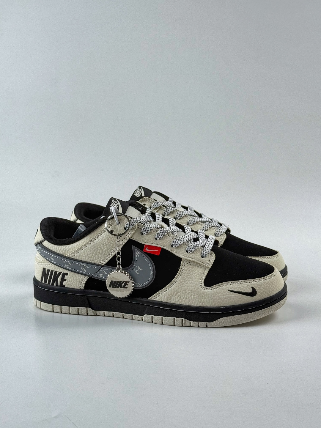 Nike SB Dunk Low x NIKE 白黑小勾满天星 DN3168-004