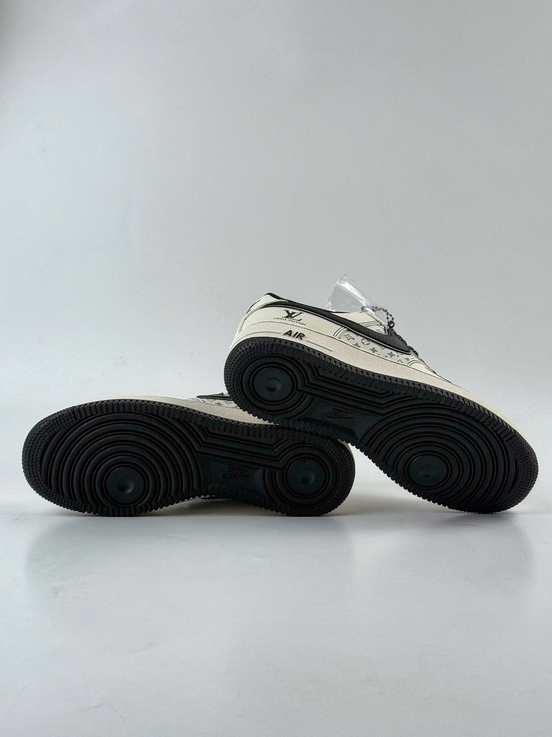 Nike Air Force 1 Low 07 x Louis Vuitton 白黑小勾满天星 HH7518-080