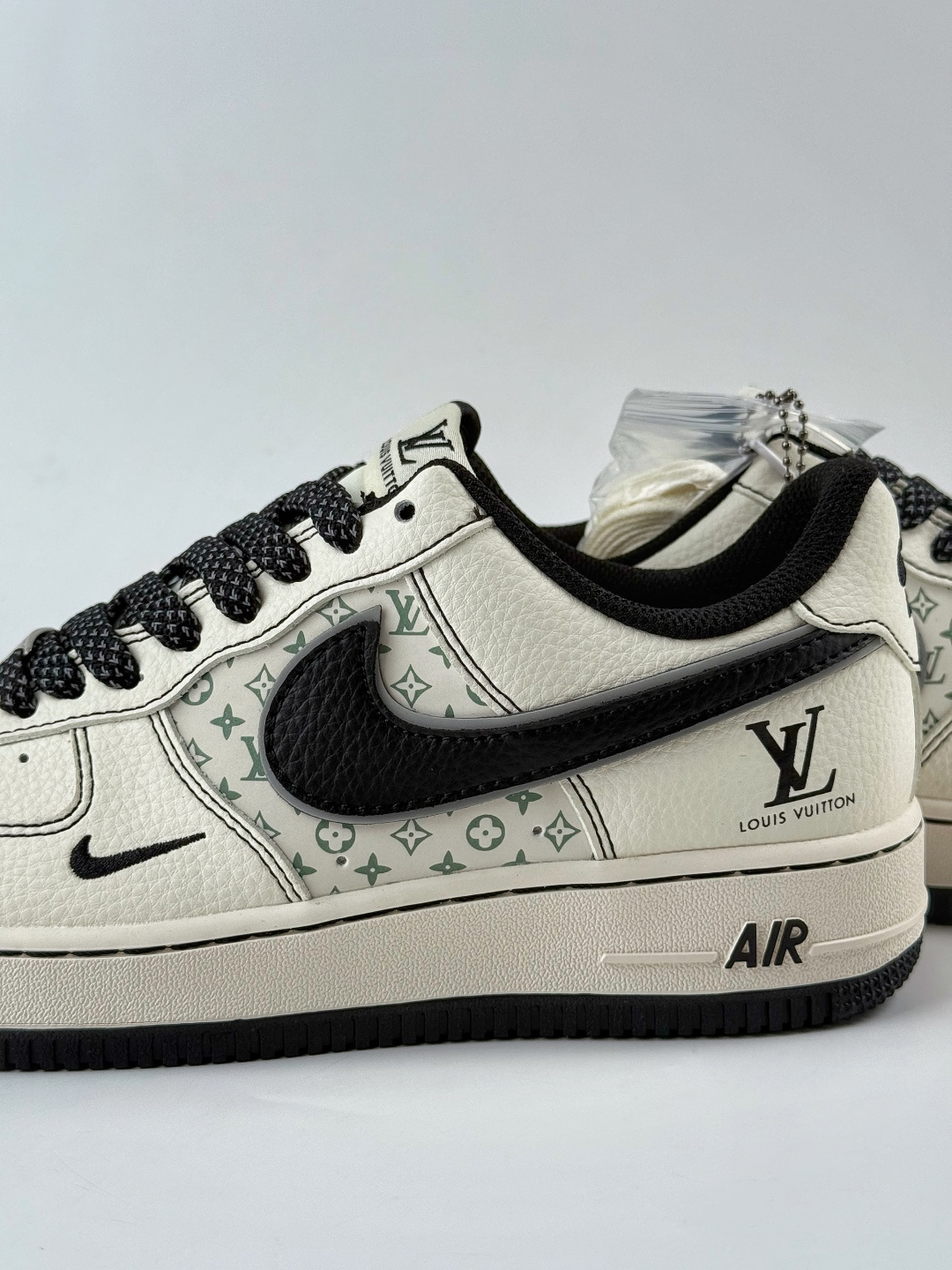 Nike Air Force 1 Low 07 x Louis Vuitton 白黑小勾满天星 HH7518-080