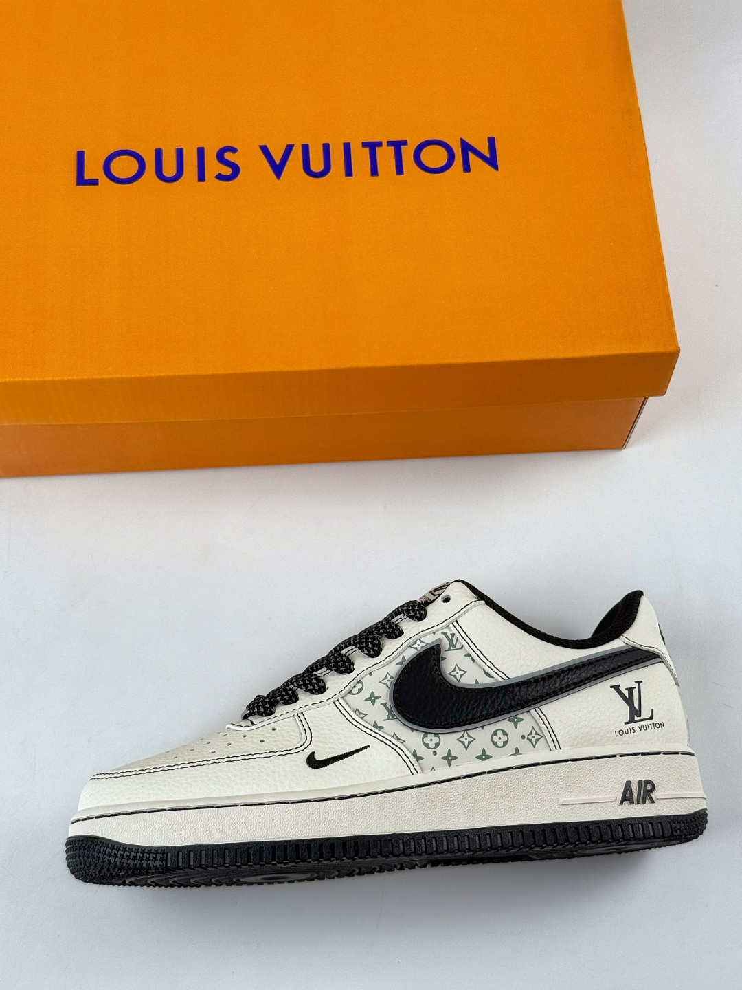 Nike Air Force 1 Low 07 x Louis Vuitton 白黑小勾满天星 HH7518-080