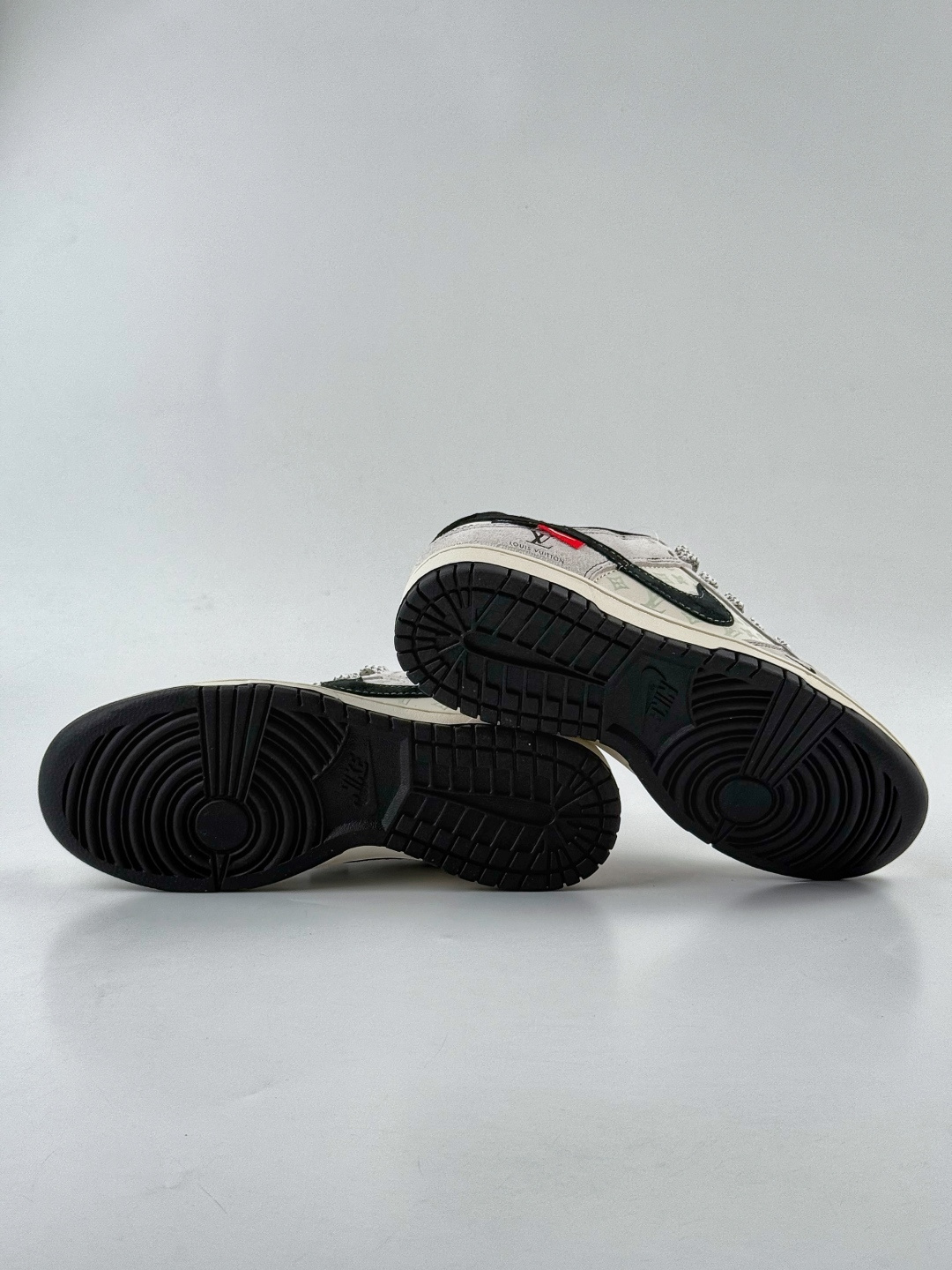 Nike SB Dunk Low x Louis Vuitton 灰白双小勾满天星 CX5050-Y11