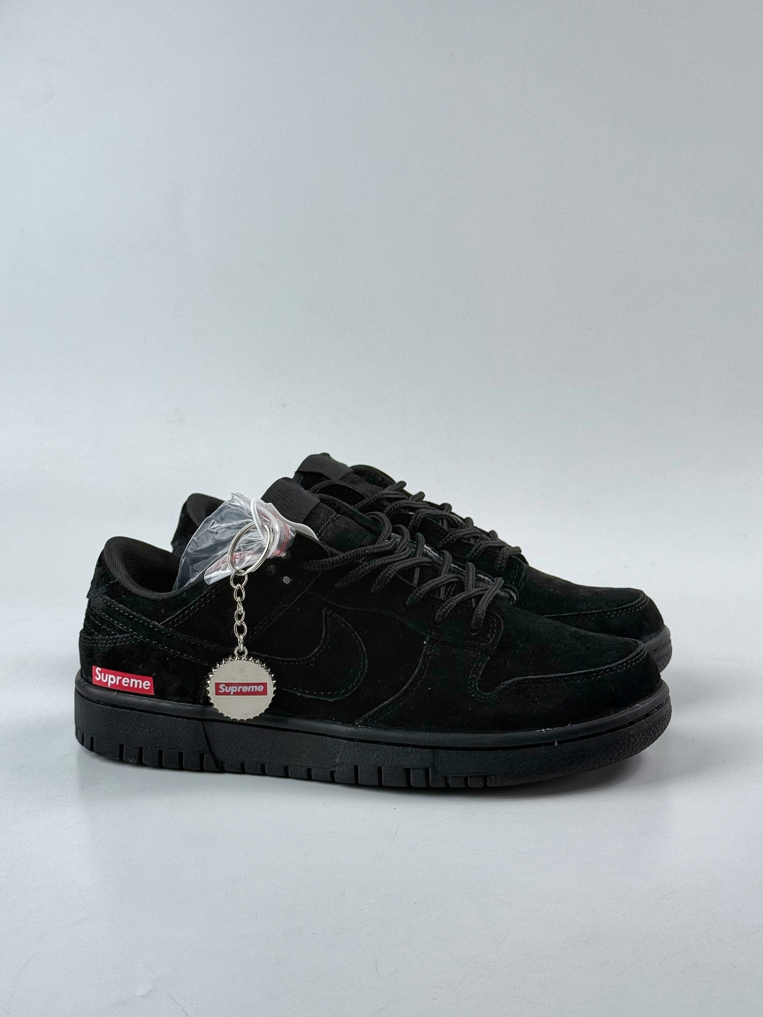 Nike SB Dunk Low x Superme 绒面黑 SD8888-004