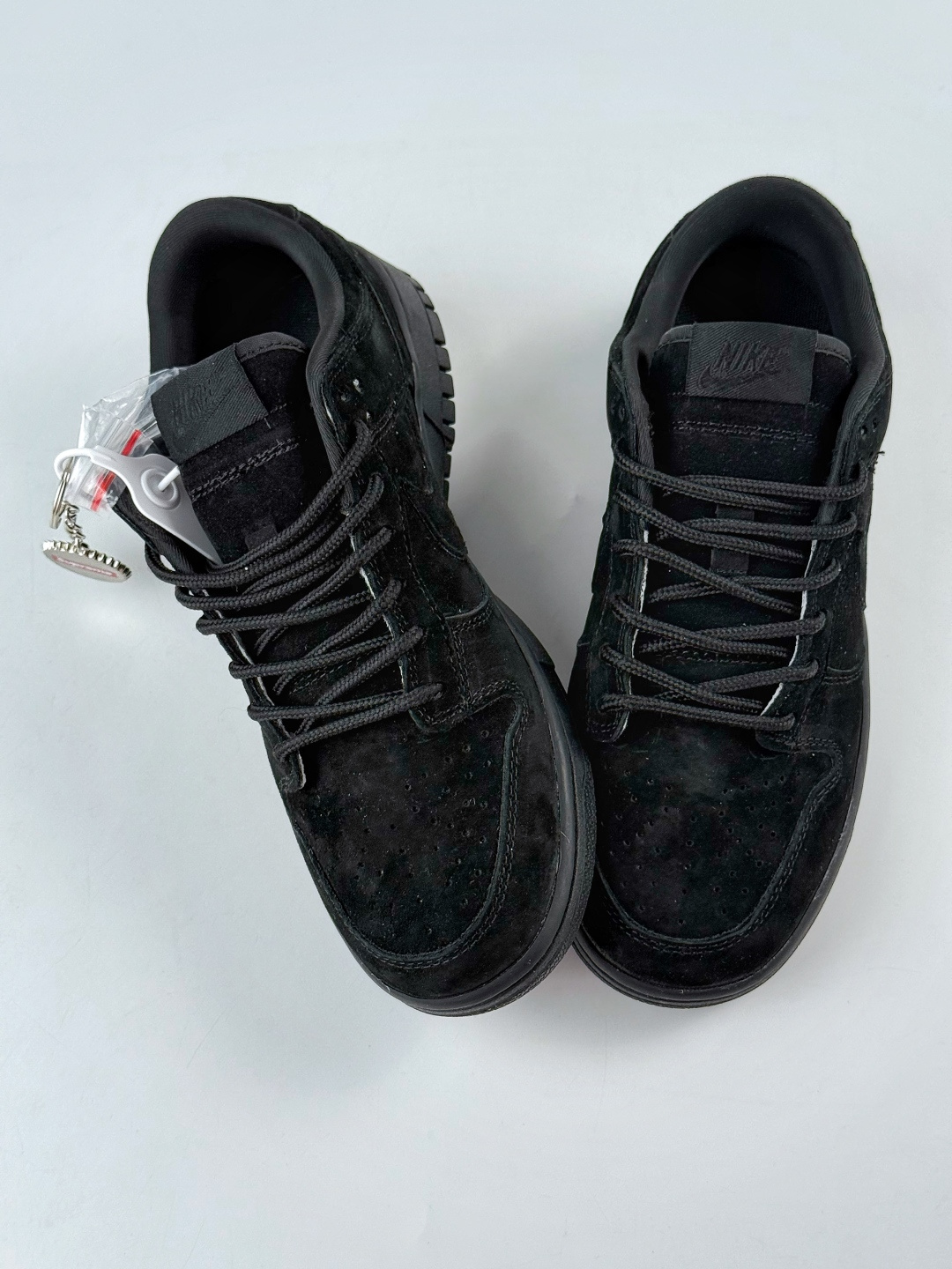Nike SB Dunk Low x Superme 绒面黑 SD8888-004