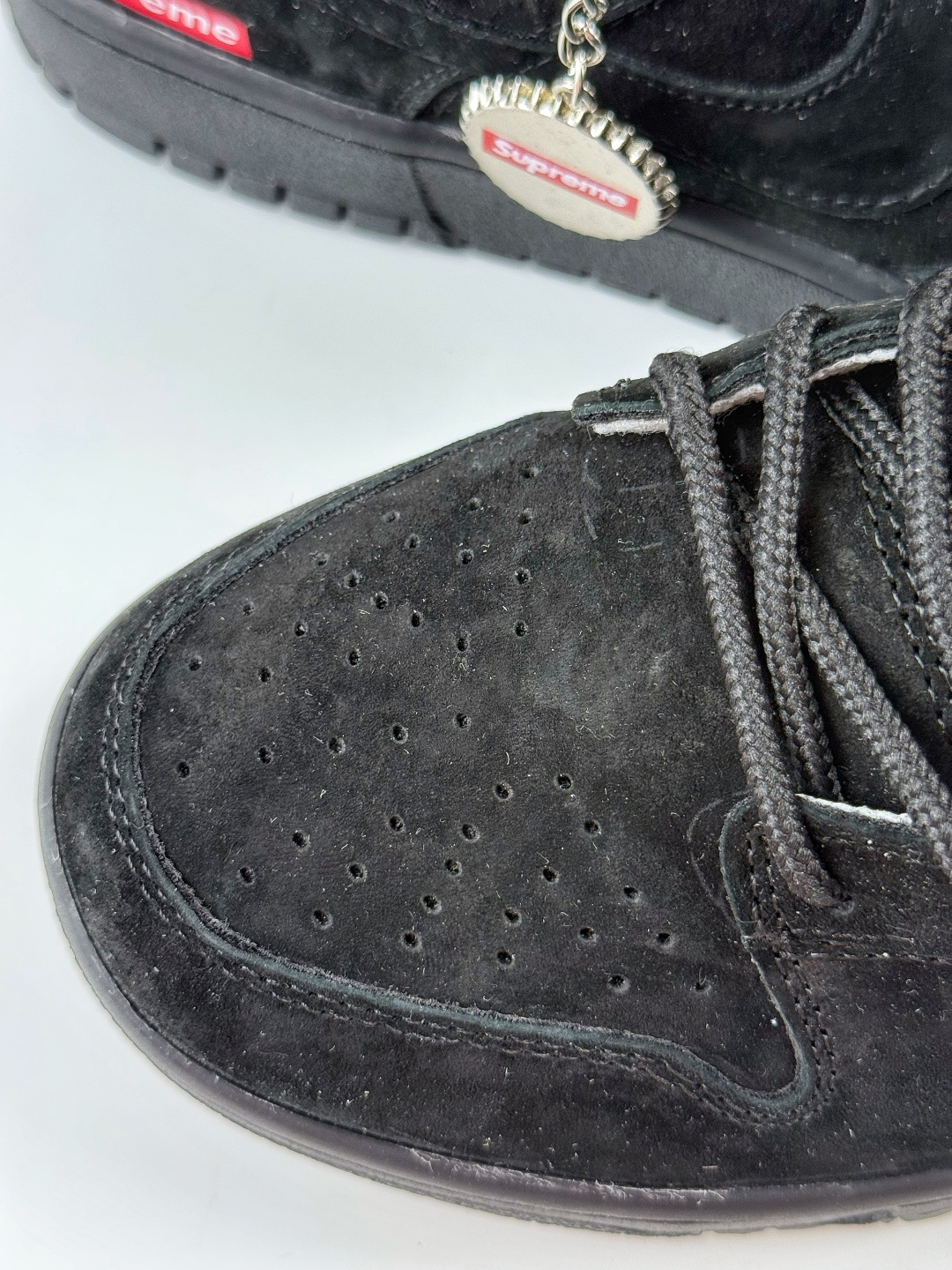 Nike SB Dunk Low x Superme 绒面黑 SD8888-004