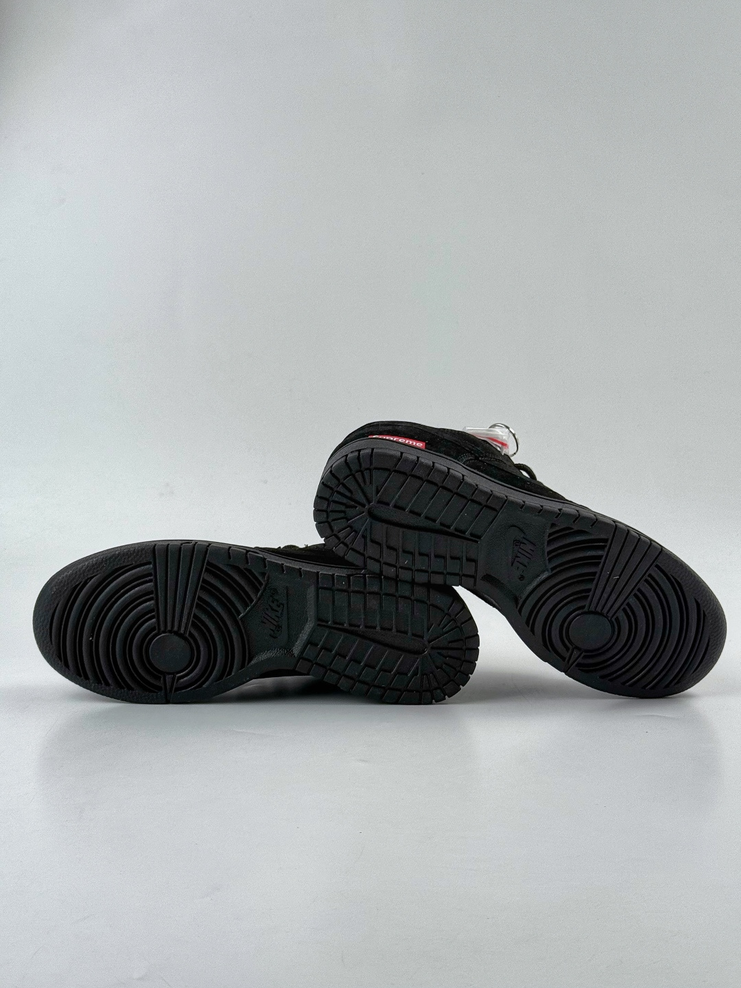 Nike SB Dunk Low x Superme 绒面黑 SD8888-004