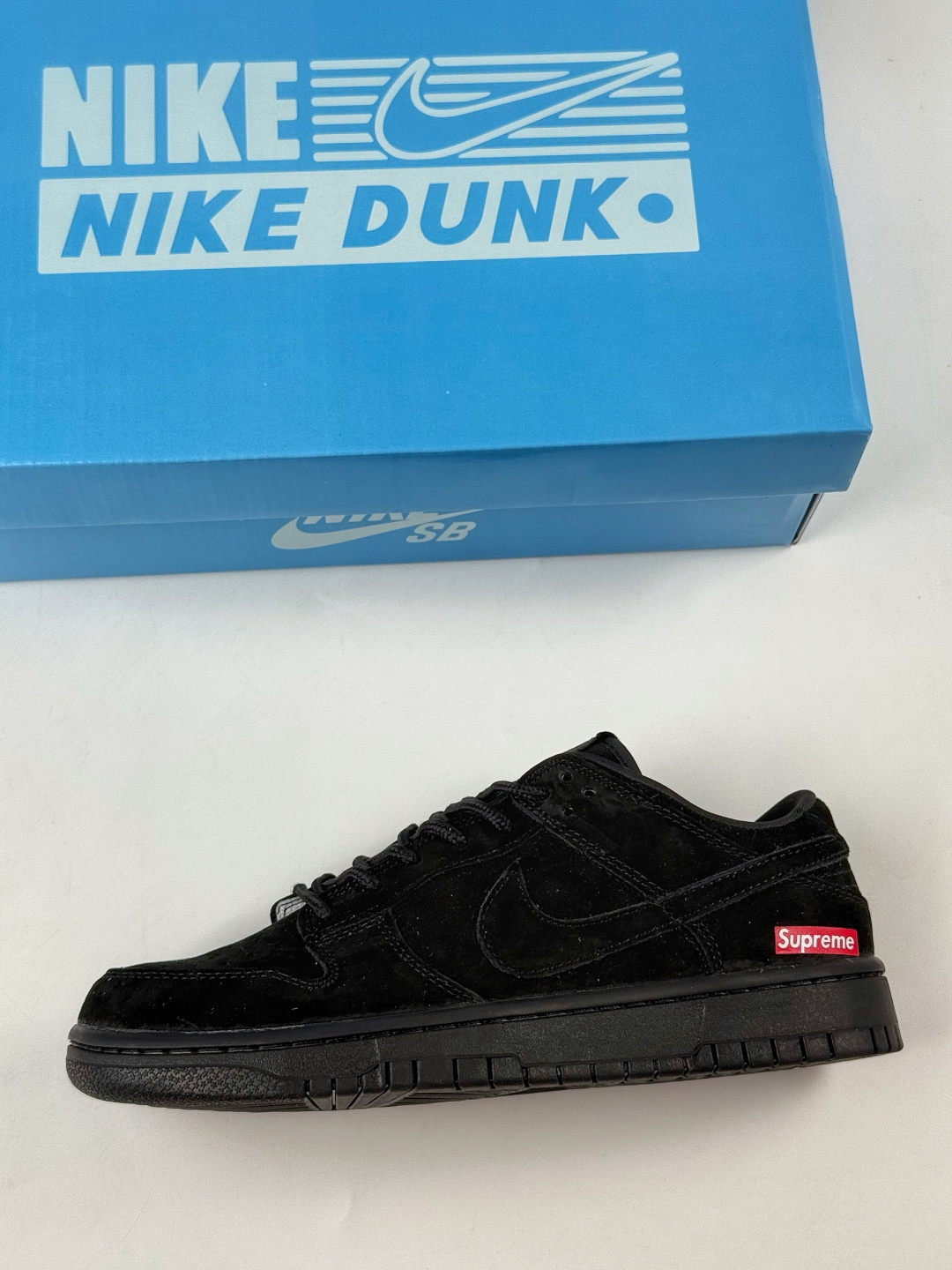 Nike SB Dunk Low x Superme 绒面黑 SD8888-004