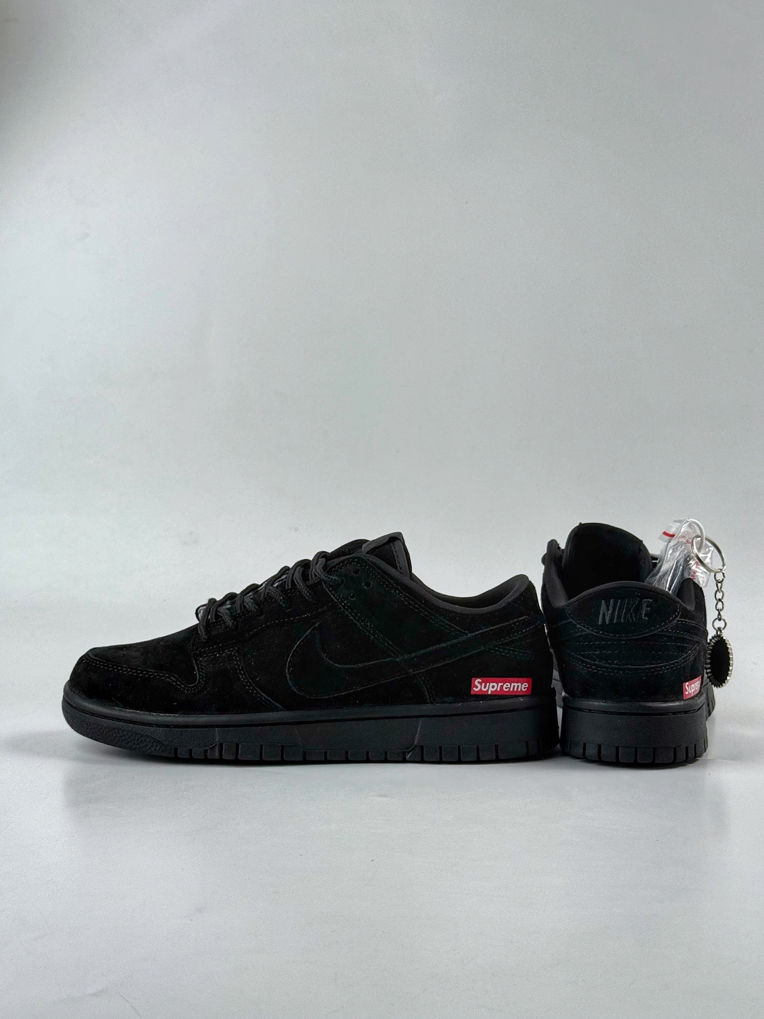 Nike SB Dunk Low x Superme 绒面黑 SD8888-004