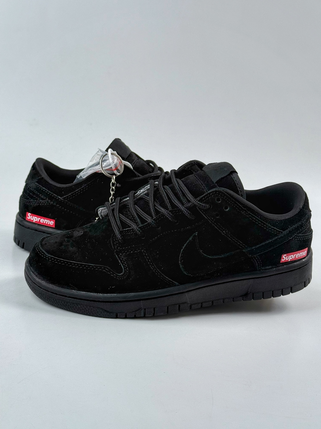 Nike SB Dunk Low x Superme 绒面黑 SD8888-004