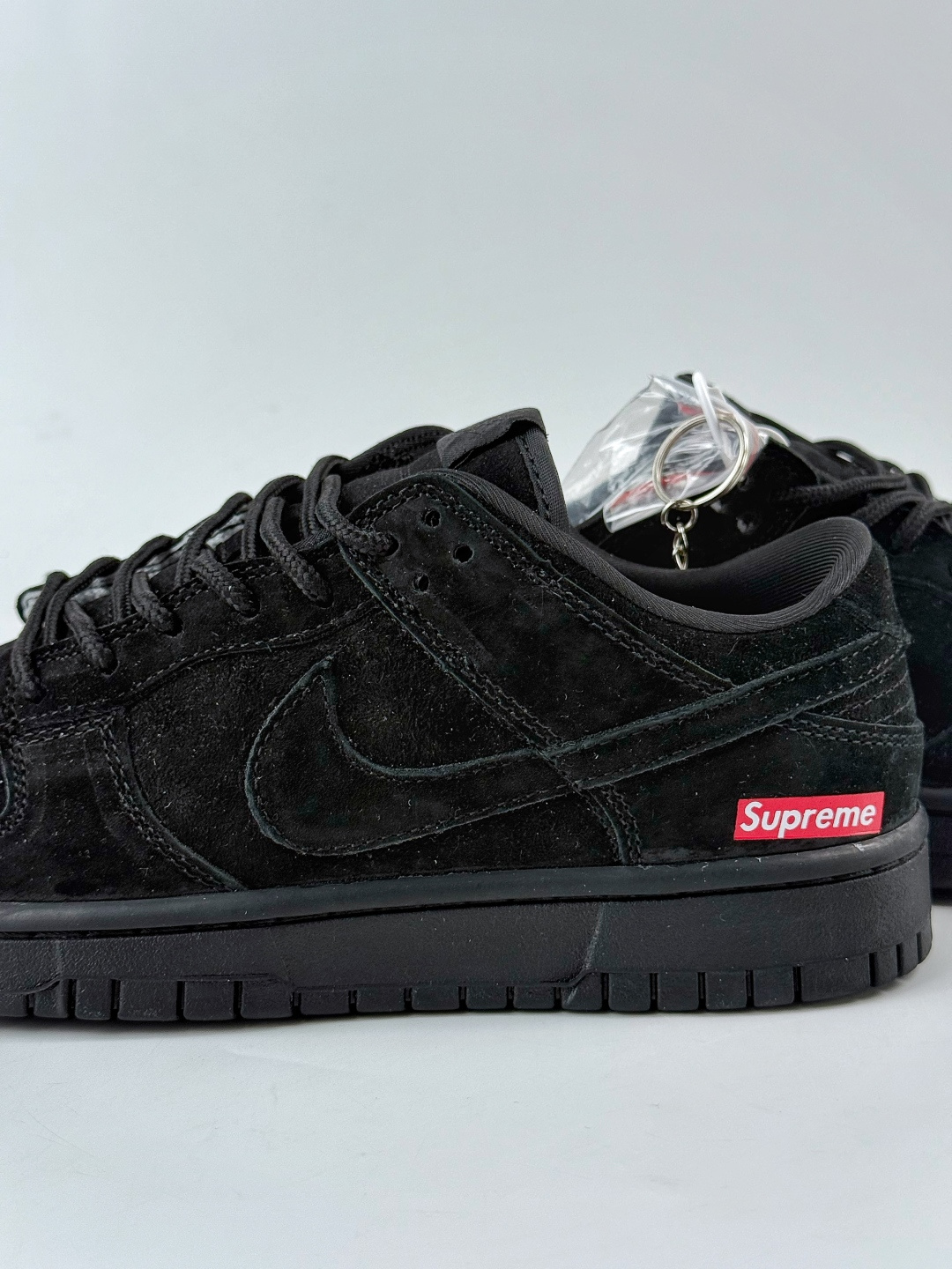 Nike SB Dunk Low x Superme 绒面黑 SD8888-004