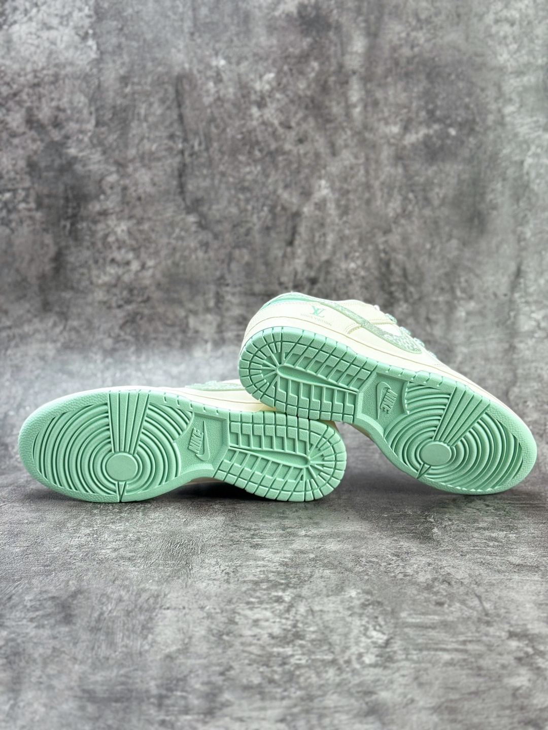 Nike SB Dunk Low x Louis Vuitton 白绿小勾满天星 XS6089-628