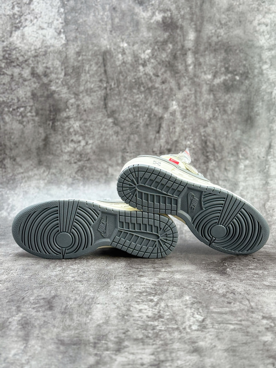 Nike SB Dunk Low x OFF-WHITE 白灰满天星 SD8888-005