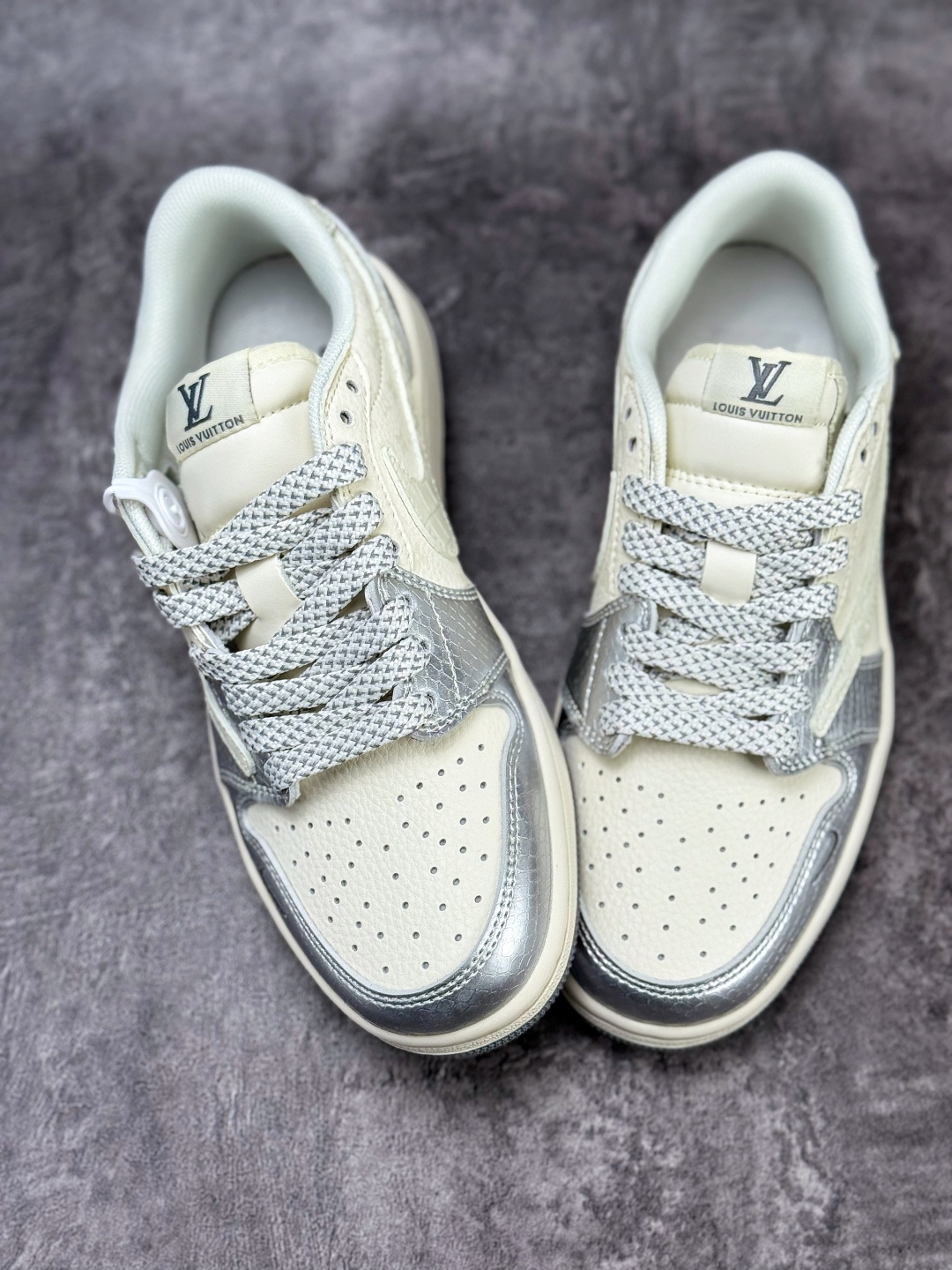 Travis Scott x Nike Air Jordan 1 Low x Louis Vuitton Air Jordan 1 Low 反转银白小勾满天星倒钩 XS7089-614