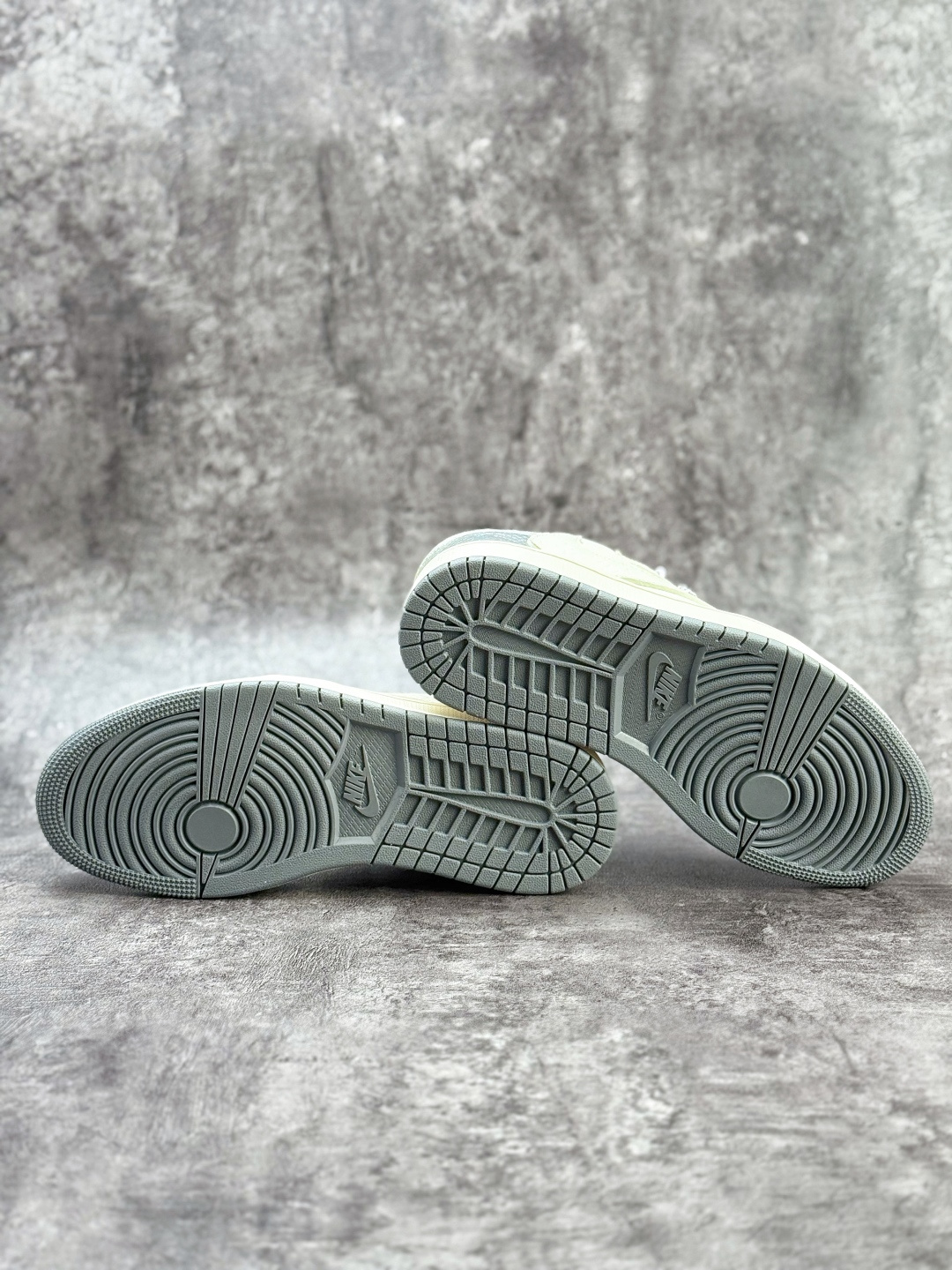 Travis Scott x Nike Air Jordan 1 Low x Louis Vuitton Air Jordan 1 Low 反转银白小勾满天星倒钩 XS7089-614