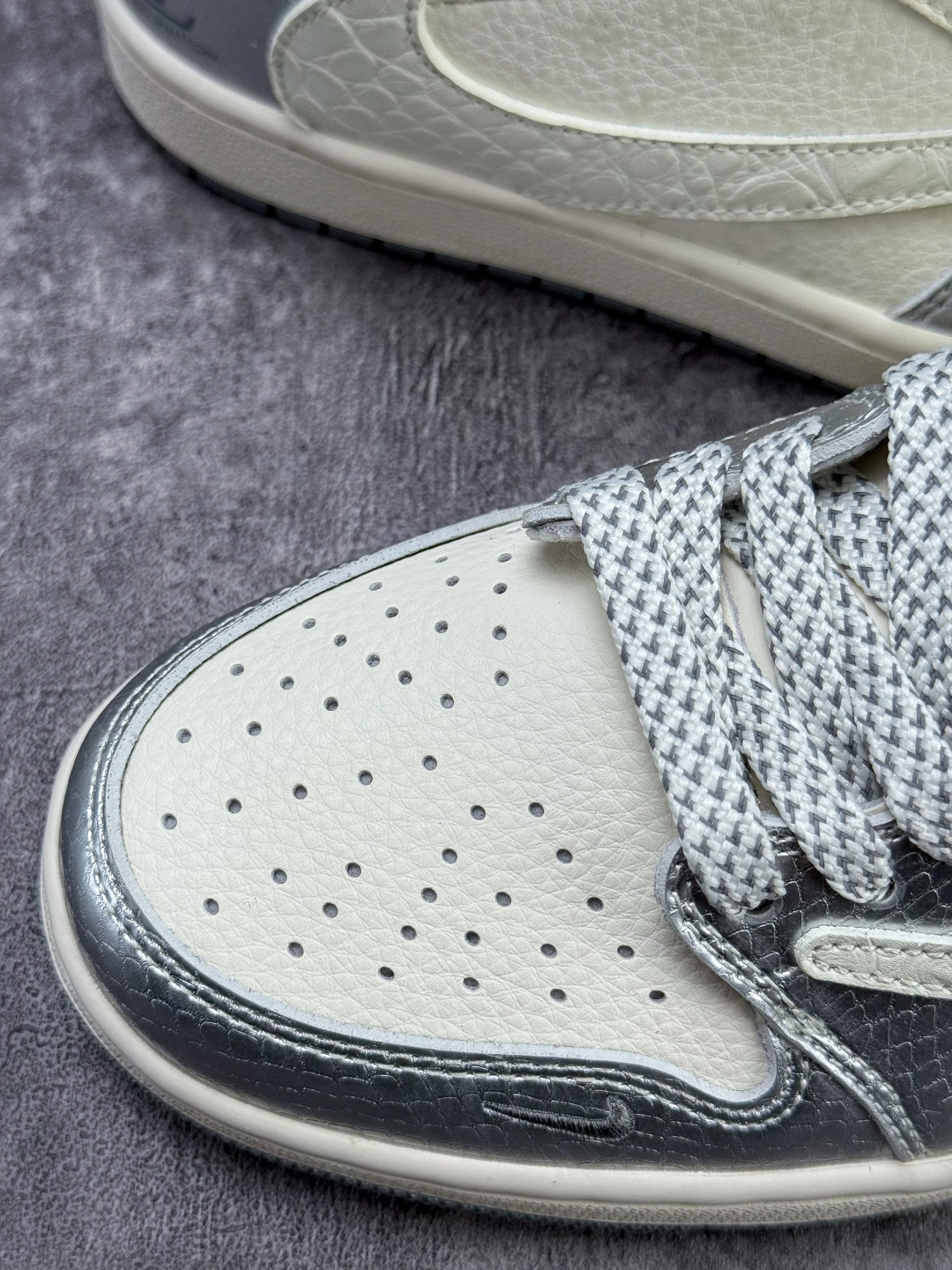 Travis Scott x Nike Air Jordan 1 Low x Louis Vuitton Air Jordan 1 Low 反转银白小勾满天星倒钩 XS7089-614