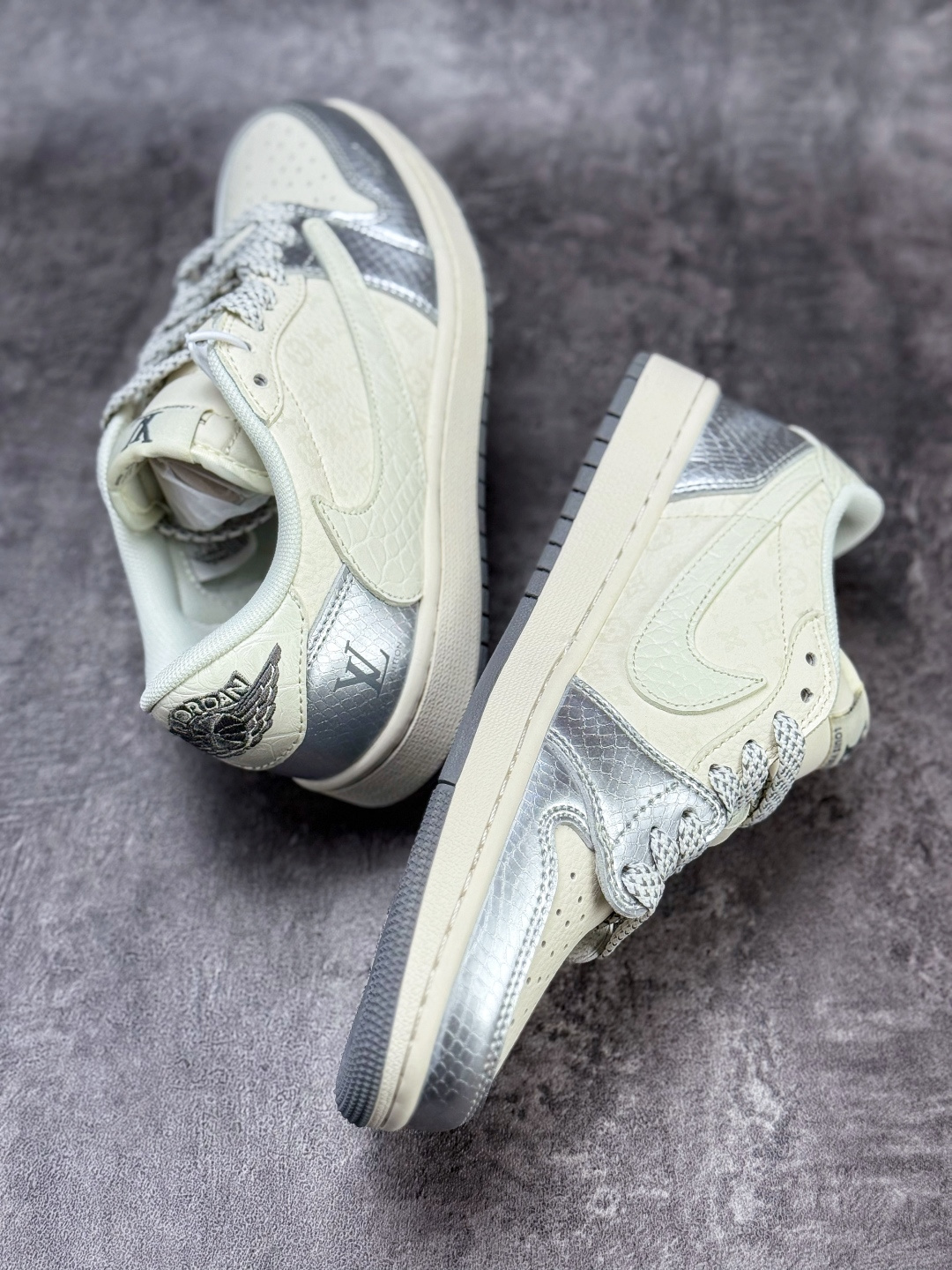 Travis Scott x Nike Air Jordan 1 Low x Louis Vuitton Air Jordan 1 Low 反转银白小勾满天星倒钩 XS7089-614