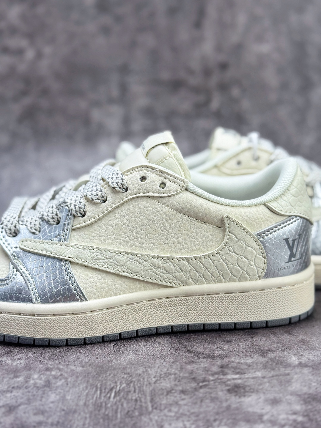 Travis Scott x Nike Air Jordan 1 Low x Louis Vuitton Air Jordan 1 Low 反转银白小勾满天星倒钩 XS7089-614