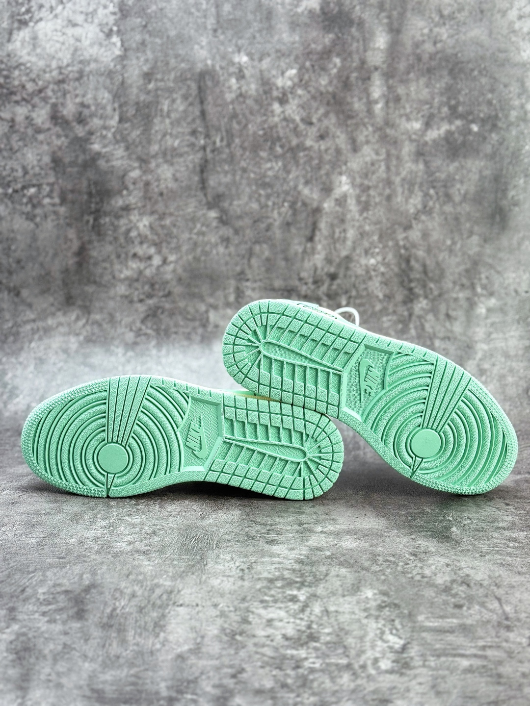 Travis Scott x Nike Air Jordan 1 Low x LABUBU Air Jordan 1 Low 反转绿白倒钩 纯原版本 DD7866-115