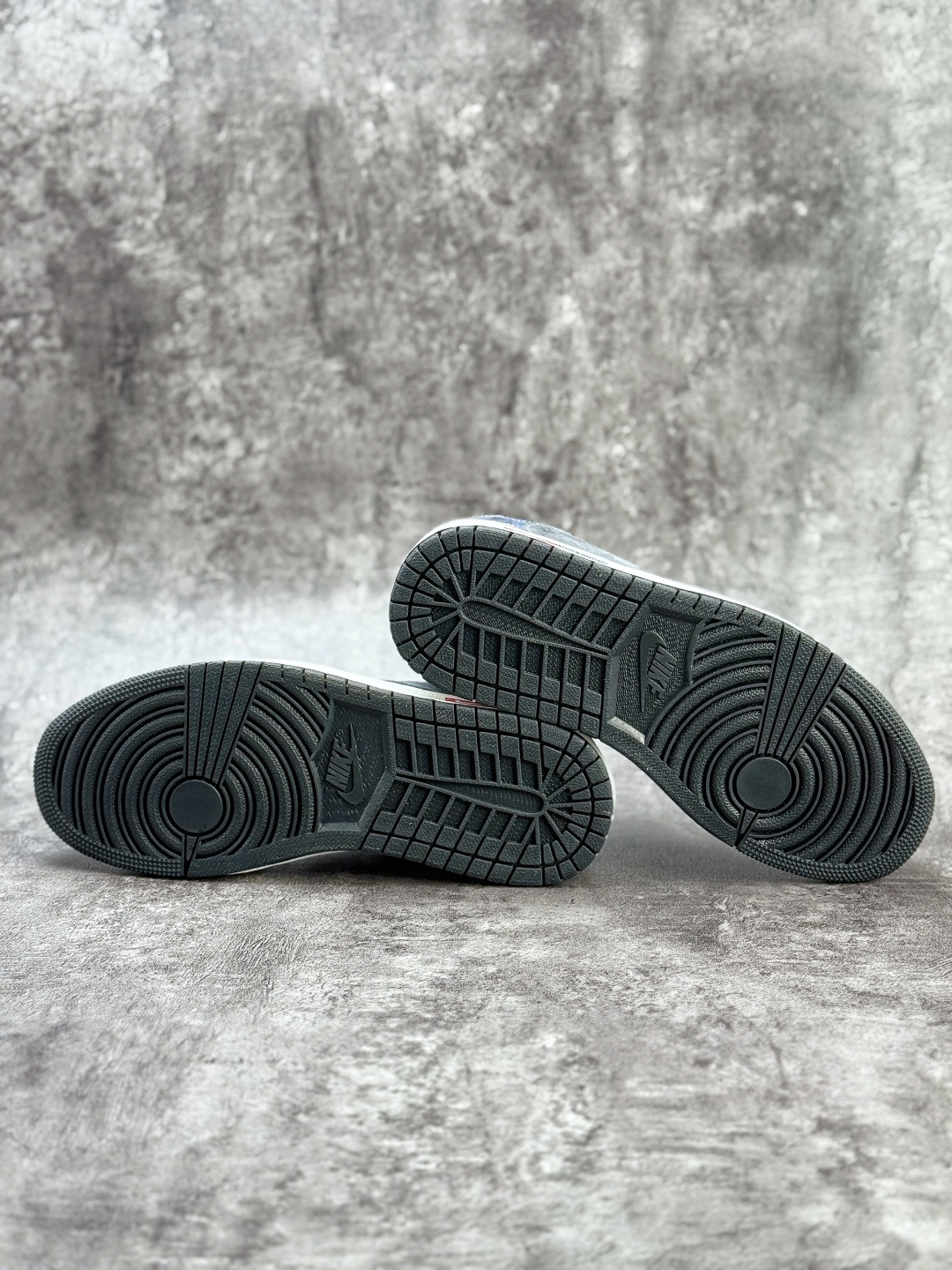 Travis Scott x Nike Air Jordan 1 Low x Louis Vuitton Air Jordan 1 Low 反转蓝白灰满天星倒钩 DZ5899-034