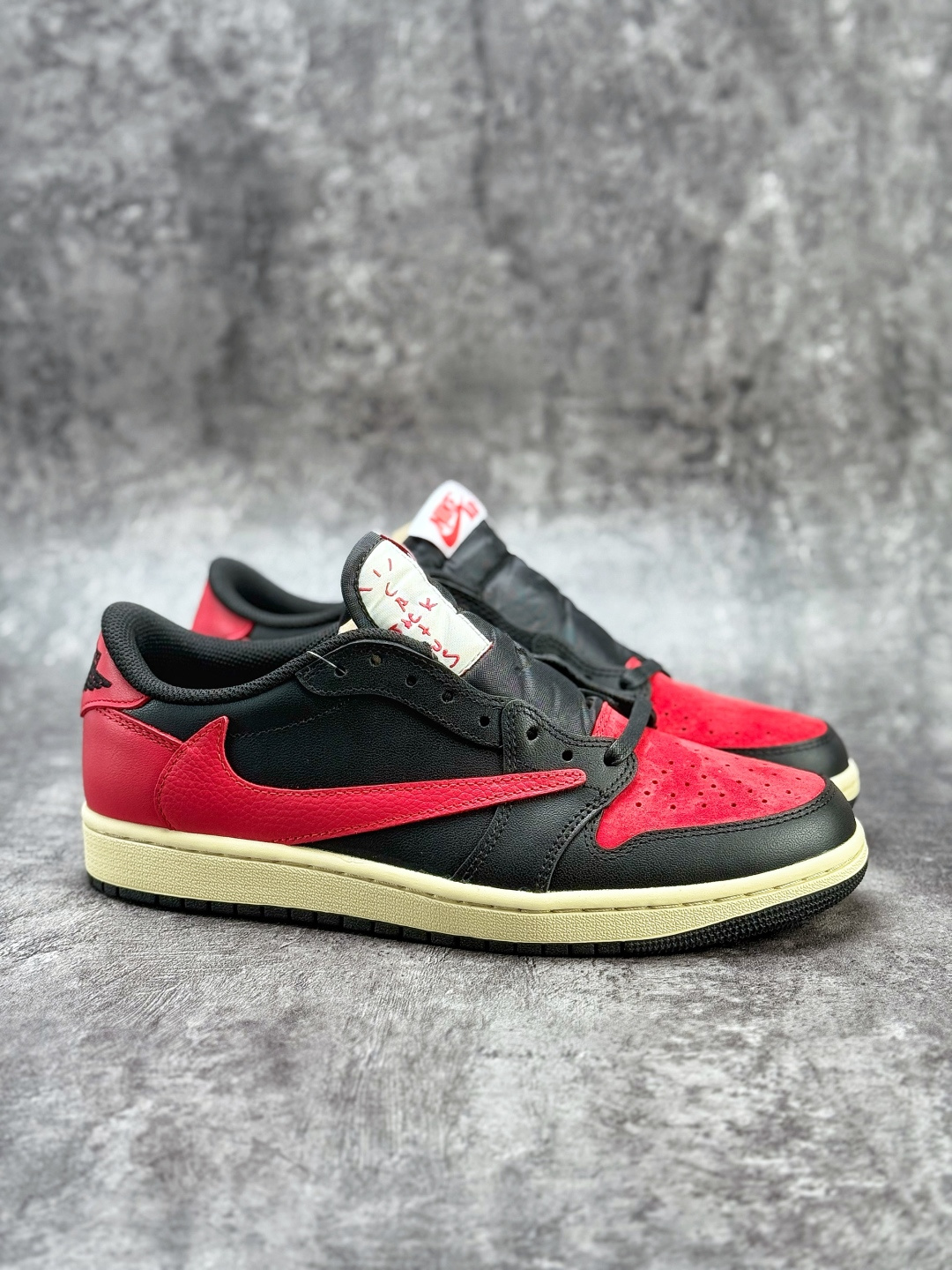 210 Travis Scott x Nike Air Jordan 1 Low Air Jordan 1 Low 黑红倒钩 纯原版本 DZ4137-700