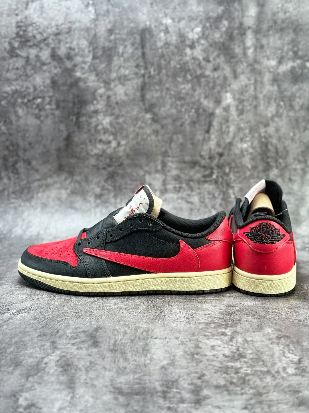 210 Travis Scott x Nike Air Jordan 1 Low Air Jordan 1 Low 黑红倒钩 纯原版本 DZ4137-700