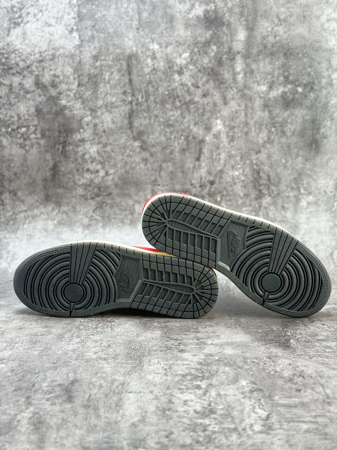 210 Travis Scott x Nike Air Jordan 1 Low Air Jordan 1 Low 黑红倒钩 纯原版本 DZ4137-700