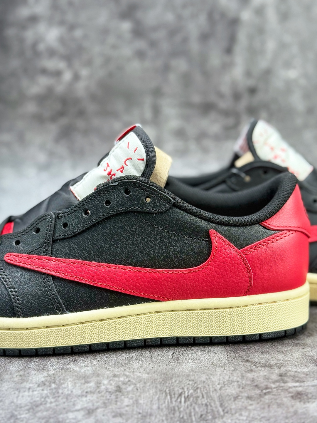 210 Travis Scott x Nike Air Jordan 1 Low Air Jordan 1 Low 黑红倒钩 纯原版本 DZ4137-700
