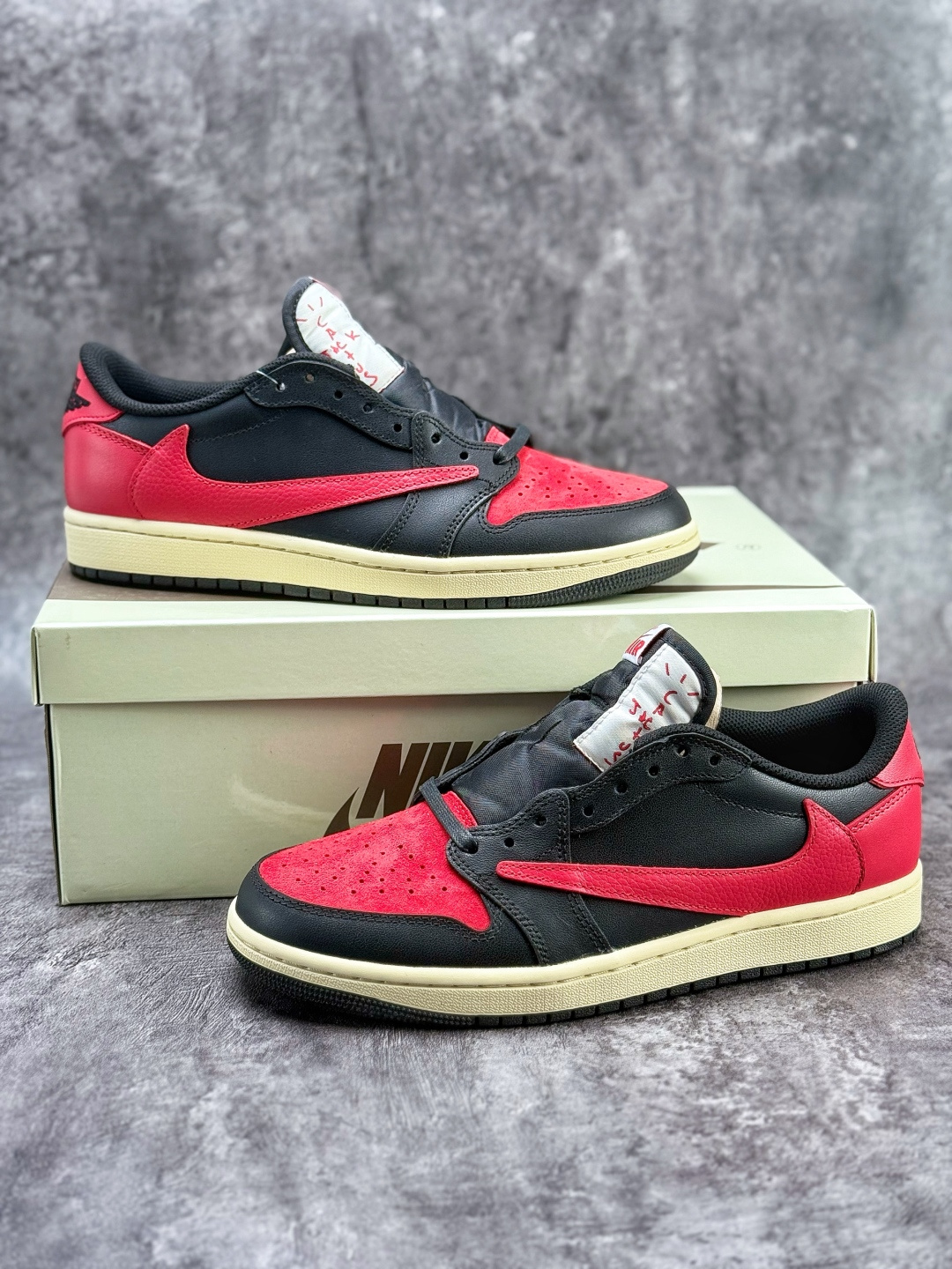 210 Travis Scott x Nike Air Jordan 1 Low Air Jordan 1 Low 黑红倒钩 纯原版本 DZ4137-700