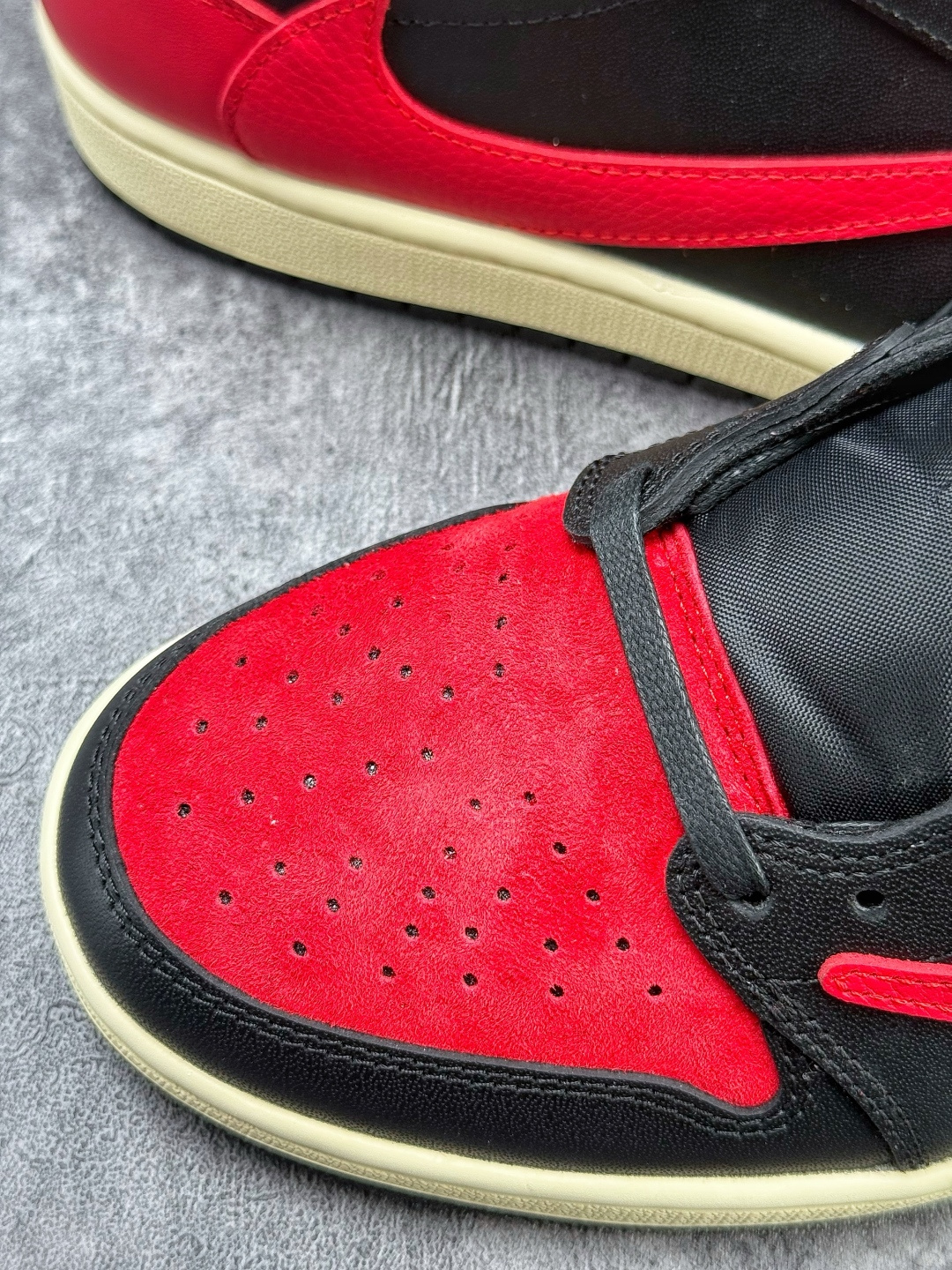 210 Travis Scott x Nike Air Jordan 1 Low Air Jordan 1 Low 黑红倒钩 纯原版本 DZ4137-700