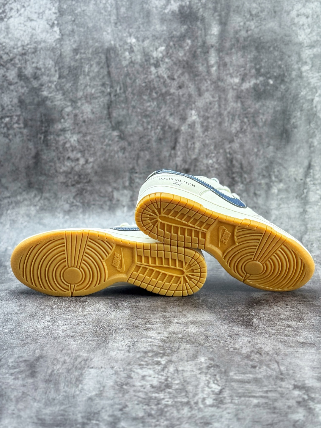 Nike SB Dunk Low x Louis Vuitton 米蓝 JP1628-002
