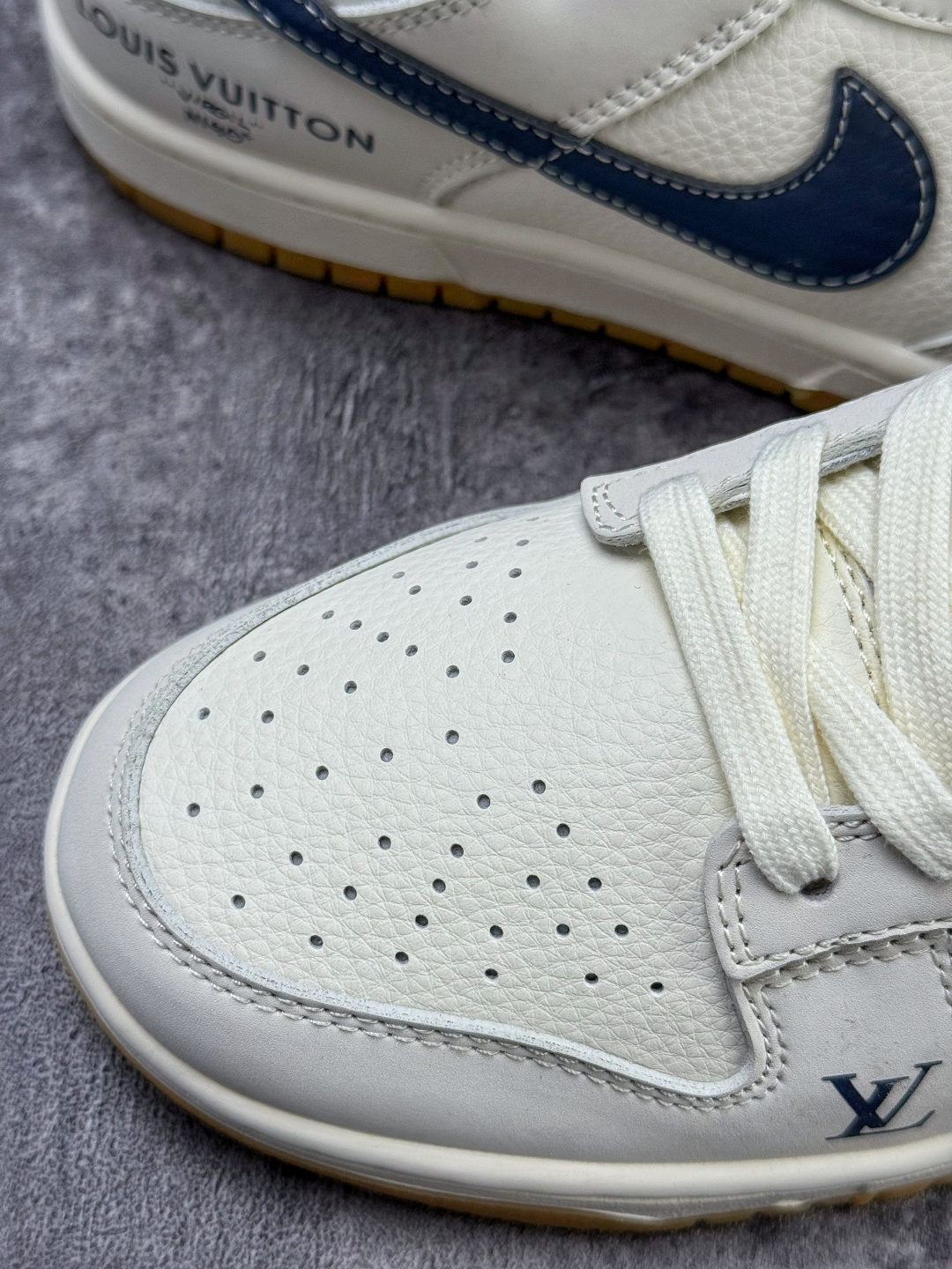 Nike SB Dunk Low x Louis Vuitton 米蓝 JP1628-002