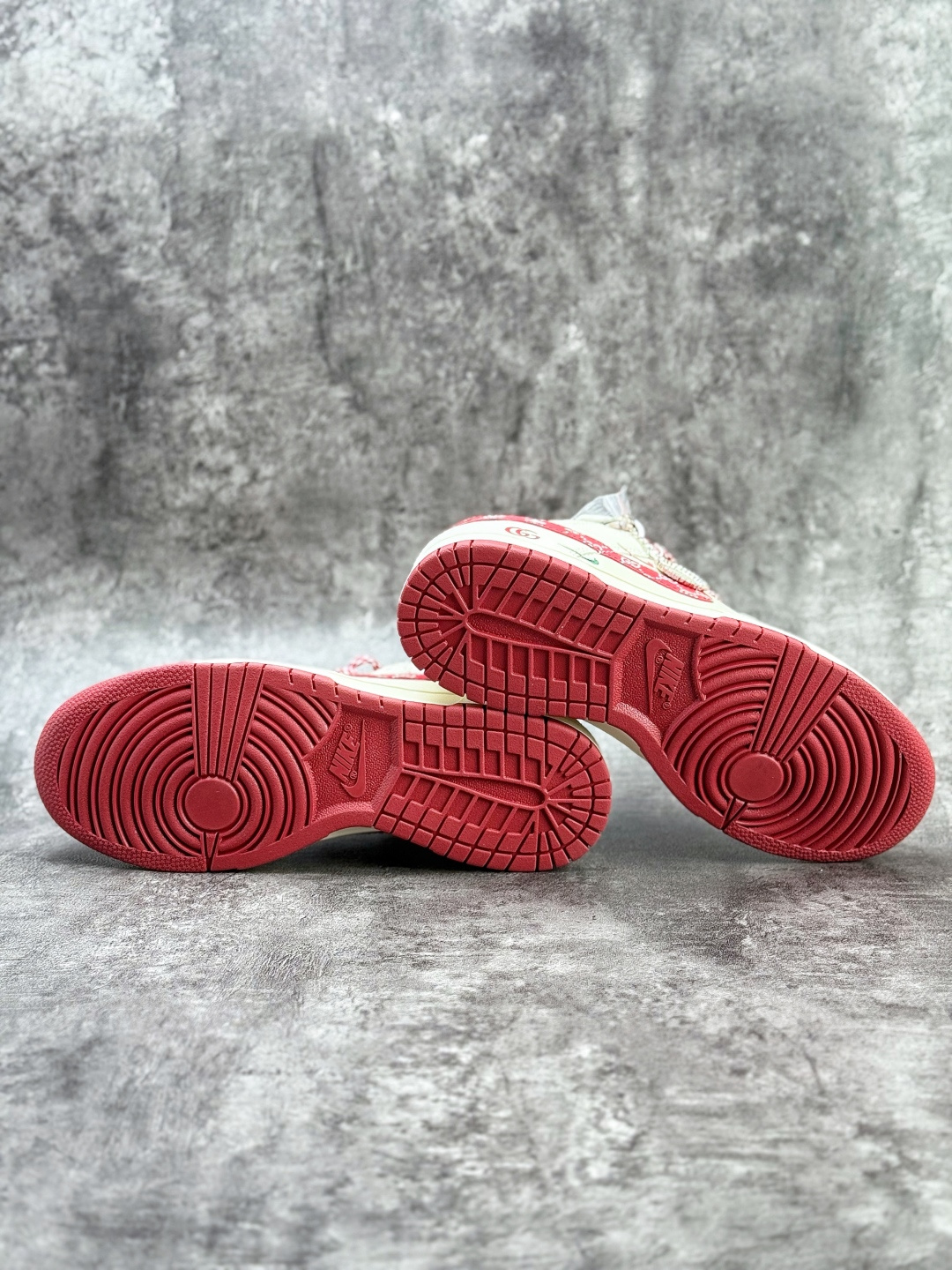 Nike SB Dunk Low x GUCCI 白红双小勾满天星 SR8888-013