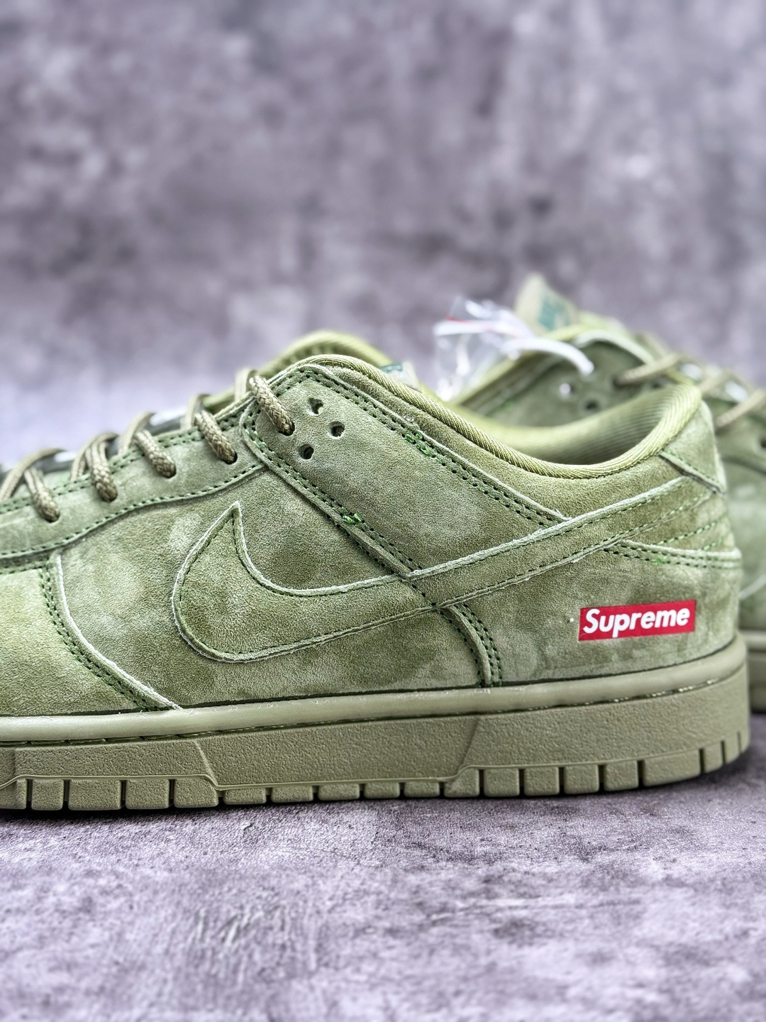 Nike SB Dunk Low x Superme 绒面绿 SD8888-003