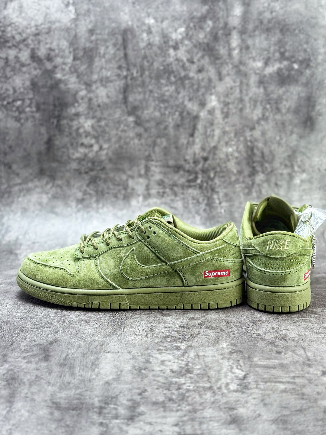 Nike SB Dunk Low x Superme 绒面绿 SD8888-003