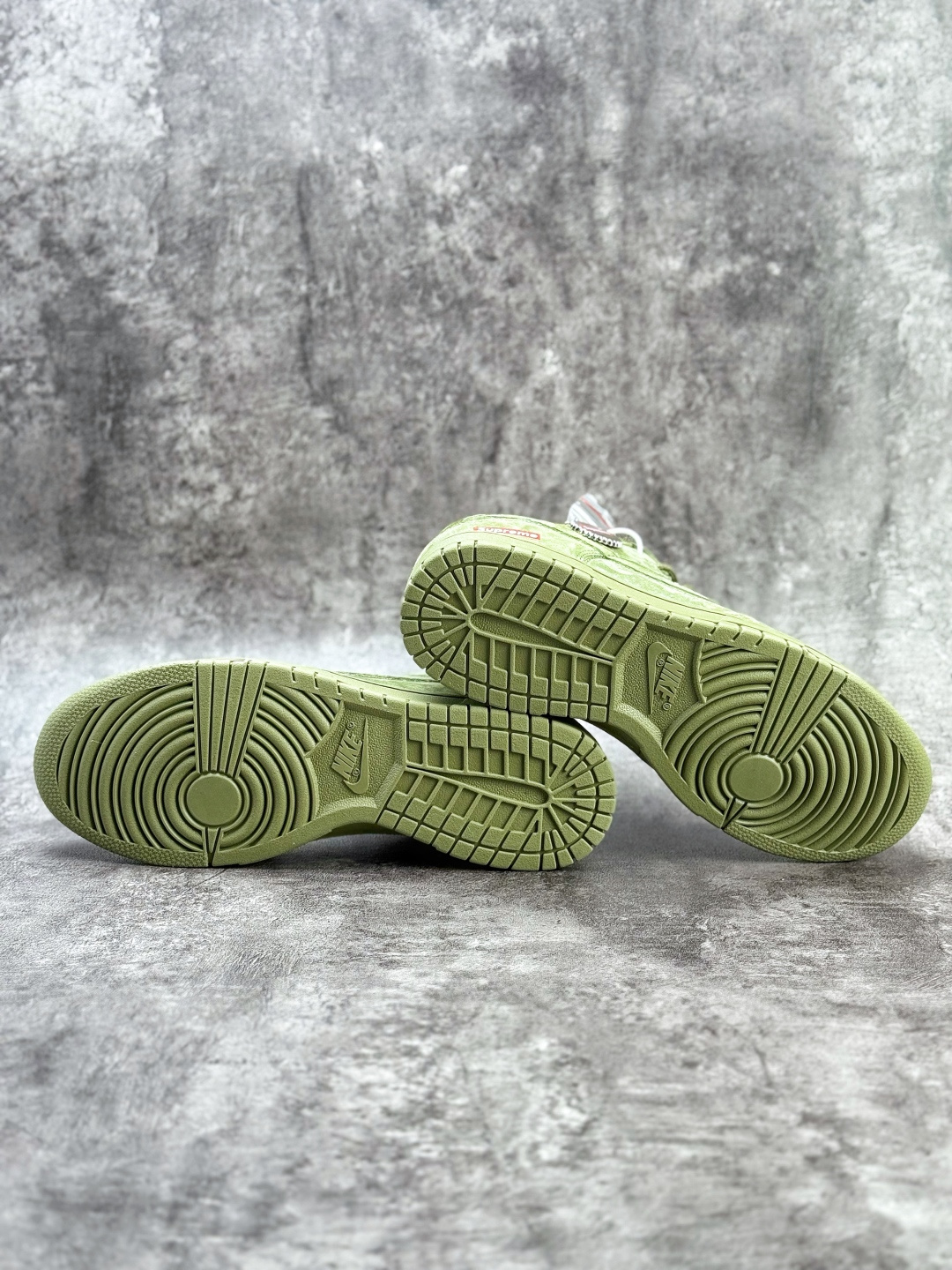 Nike SB Dunk Low x Superme 绒面绿 SD8888-003