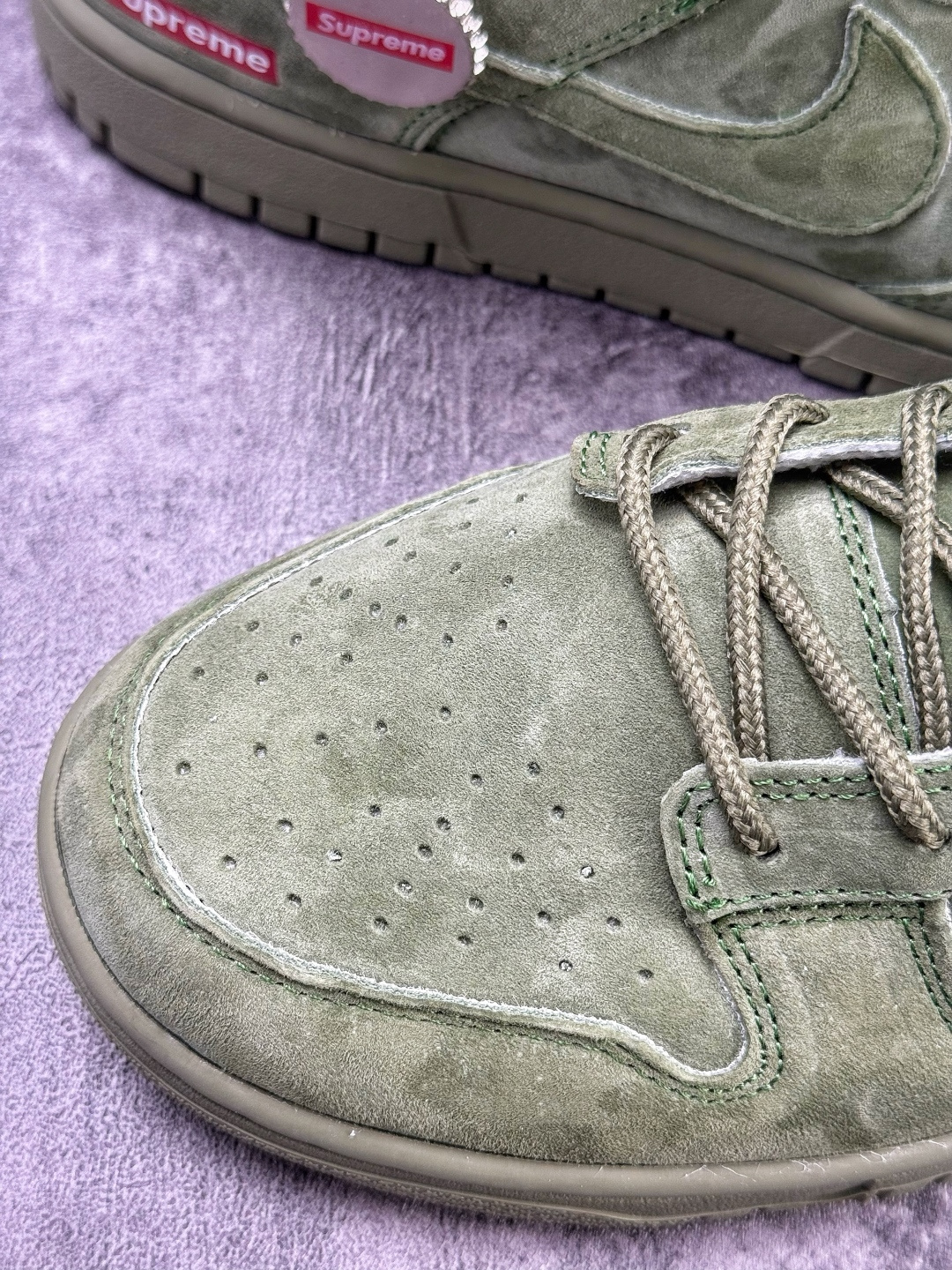 Nike SB Dunk Low x Superme 绒面绿 SD8888-003