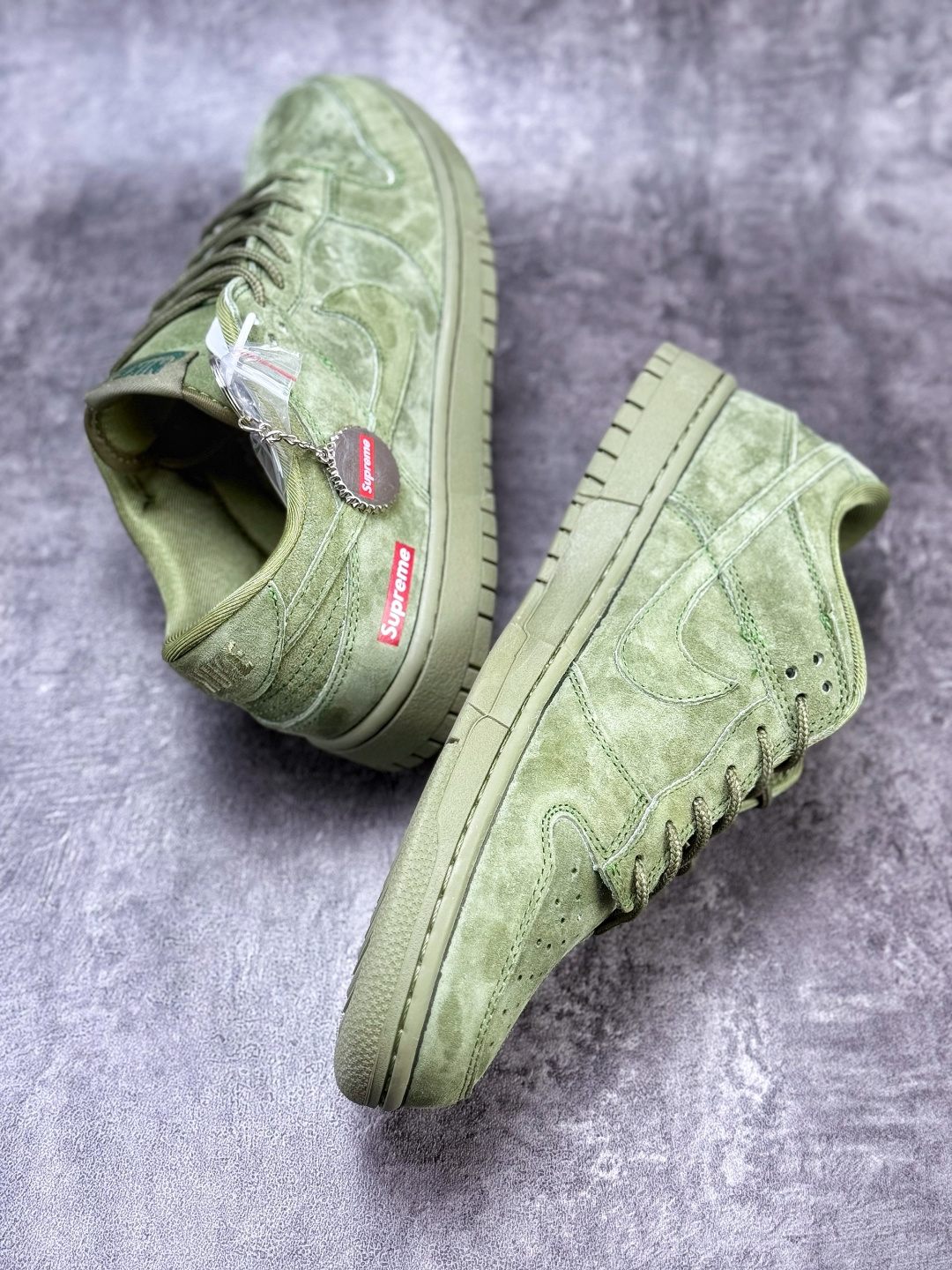 Nike SB Dunk Low x Superme 绒面绿 SD8888-003