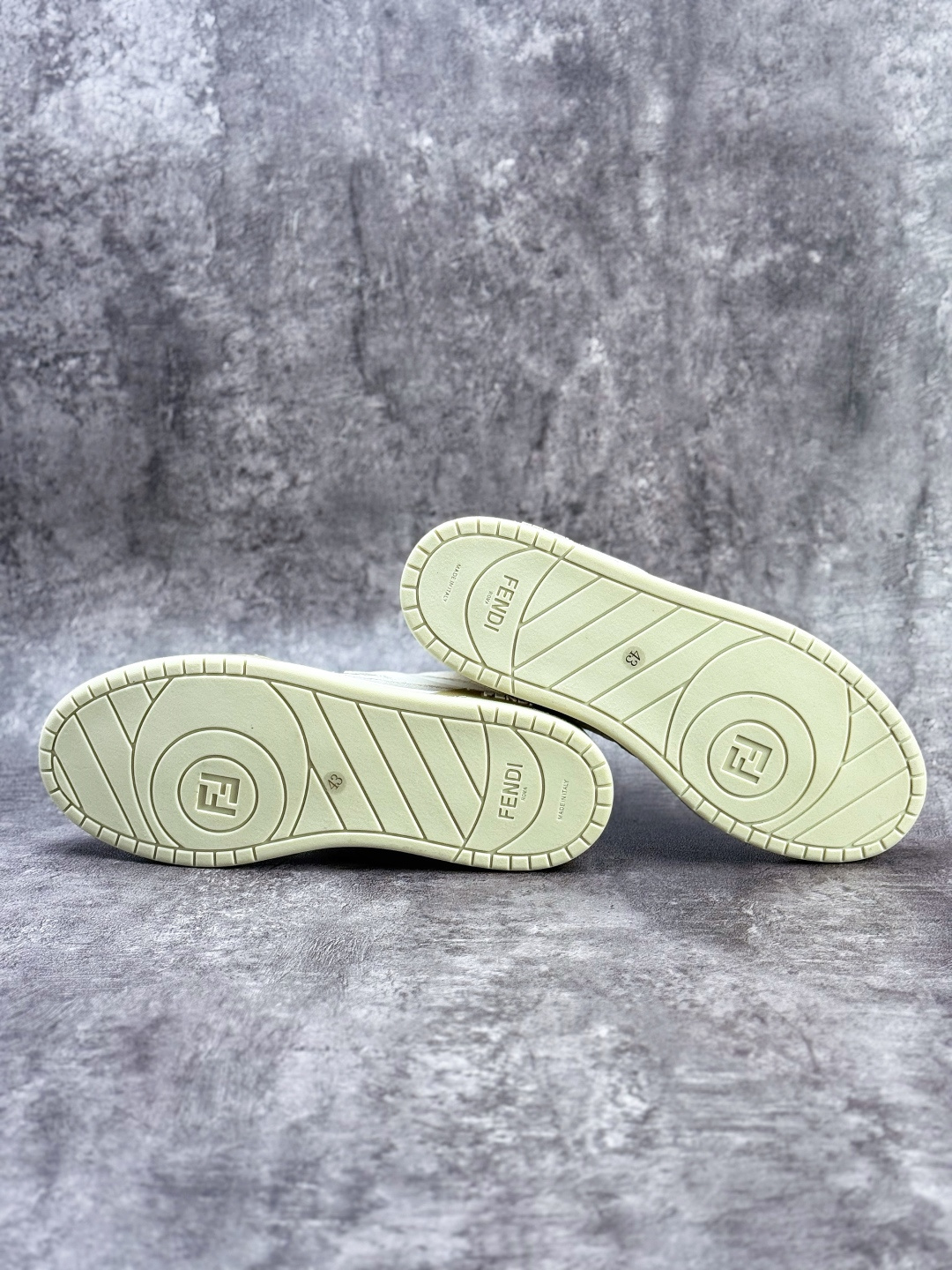 300 独家实拍广东原装 市售顶级YS版本 Fendi芬迪情侣款休闲鞋