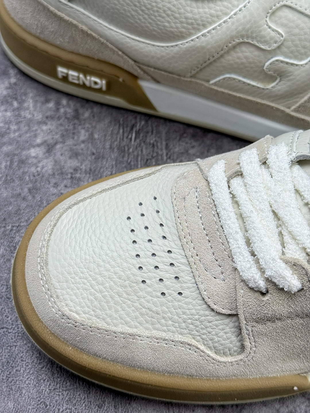 300 独家实拍广东原装 市售顶级YS版本 Fendi芬迪情侣款休闲鞋