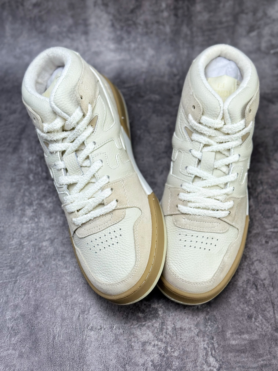 300 独家实拍广东原装 市售顶级YS版本 Fendi芬迪情侣款休闲鞋