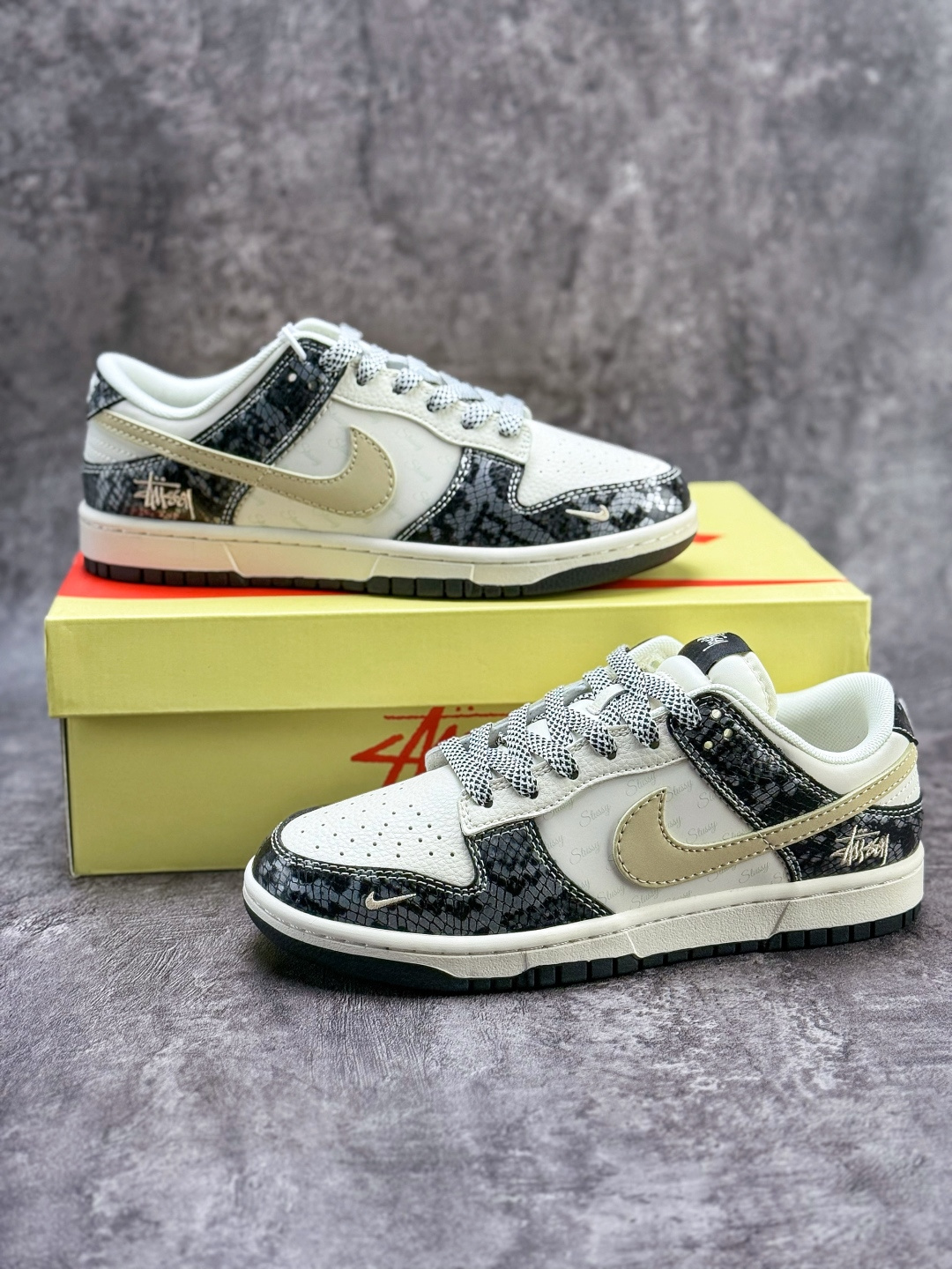 Nike SB Dunk Low x Stussy 黑白小勾满天星 XS6089-636