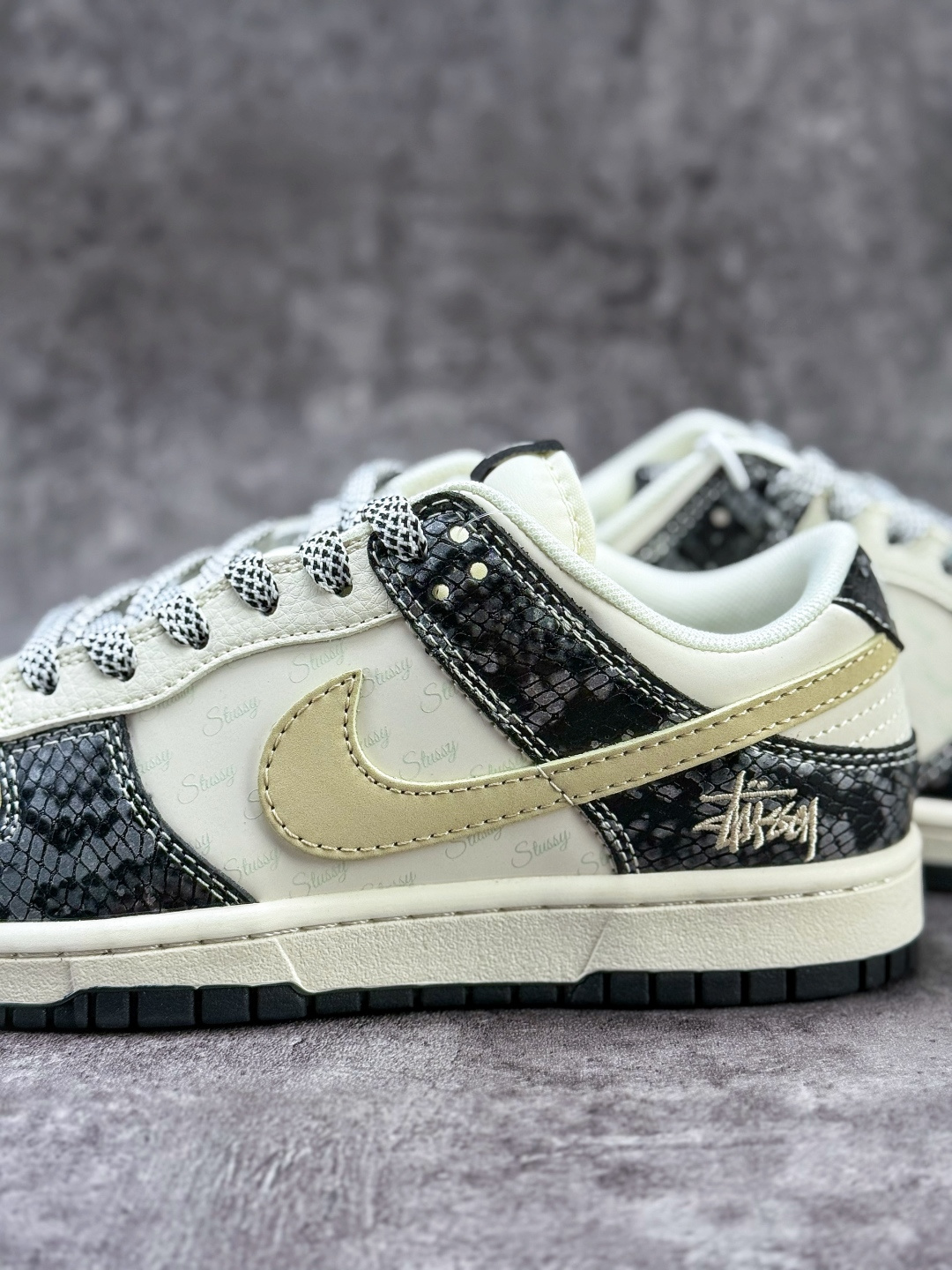 Nike SB Dunk Low x Stussy 黑白小勾满天星 XS6089-636