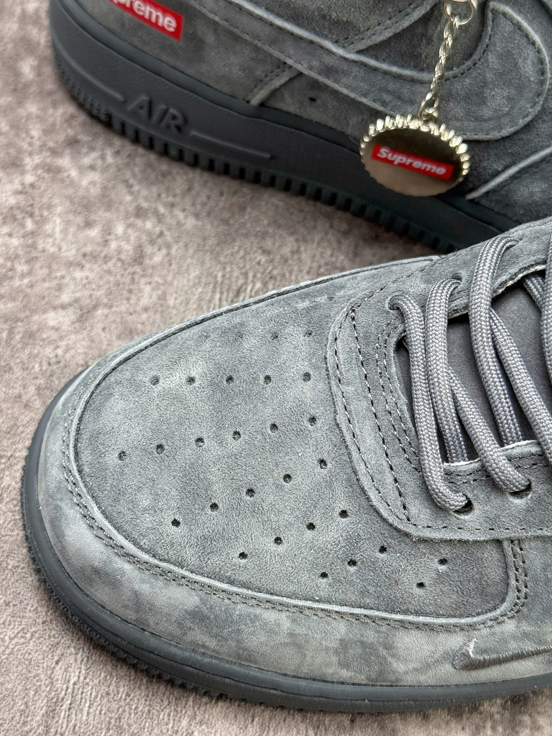 Nike Air Force 1 Low 07 x Supreme 绒面灰小勾 DF0188-115